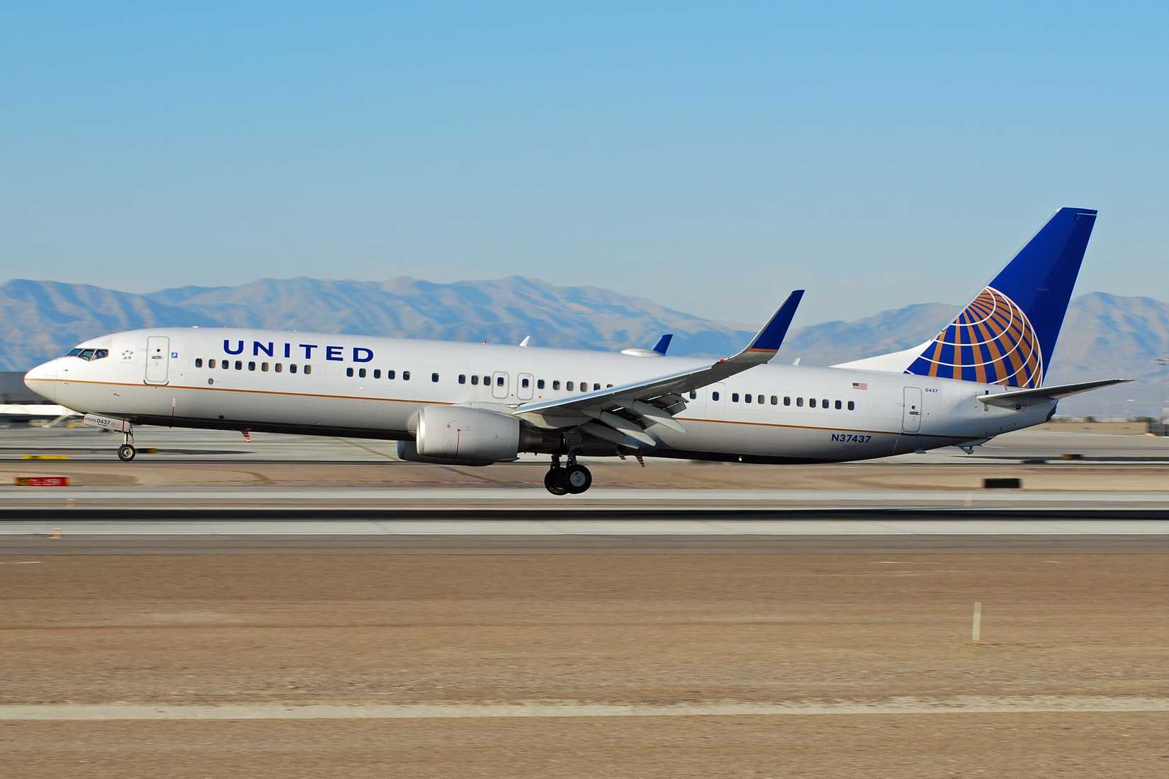 United 737-900