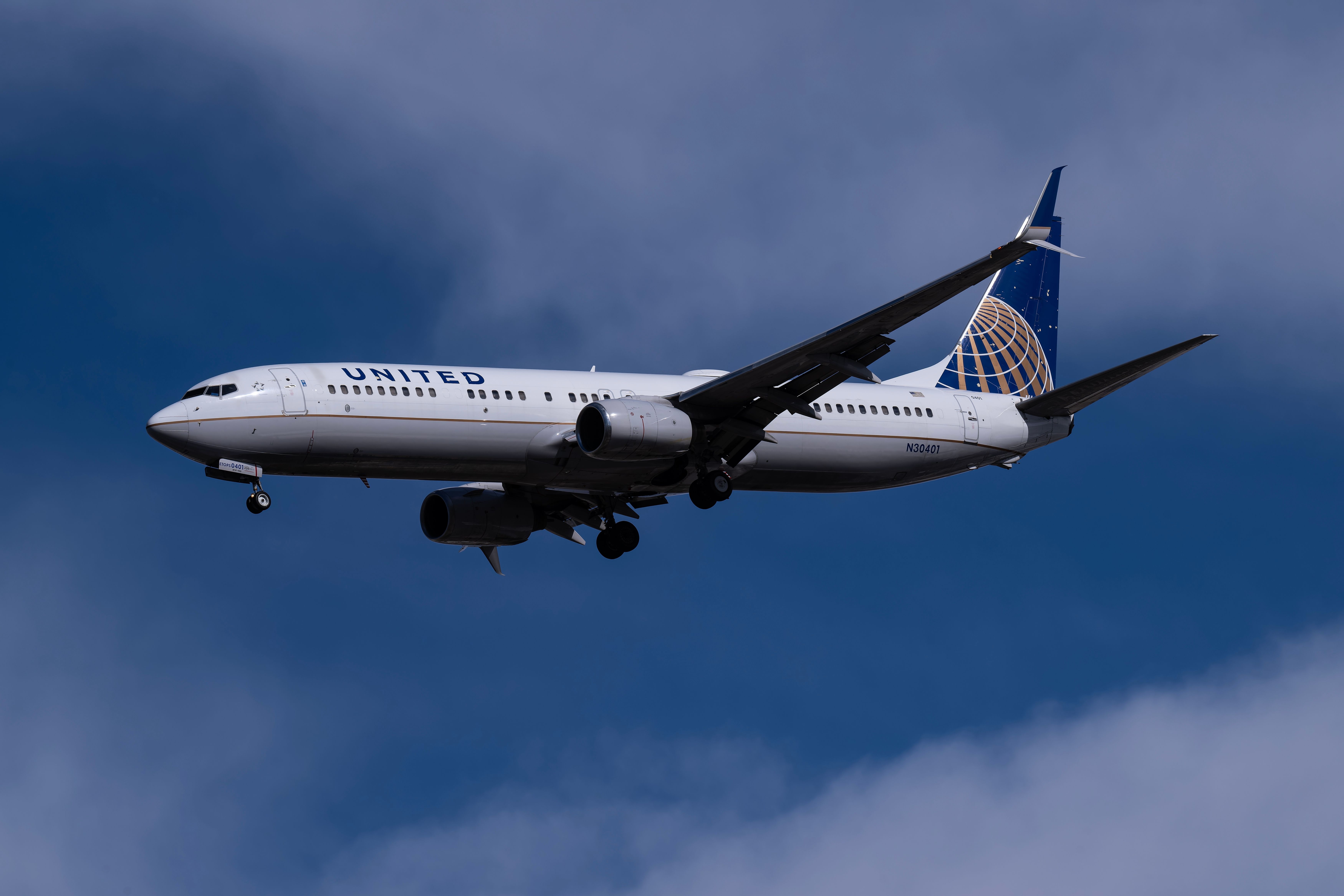 United Airlines Boeing 737 Suffers Flaming Engine Failure & Returns to Houston