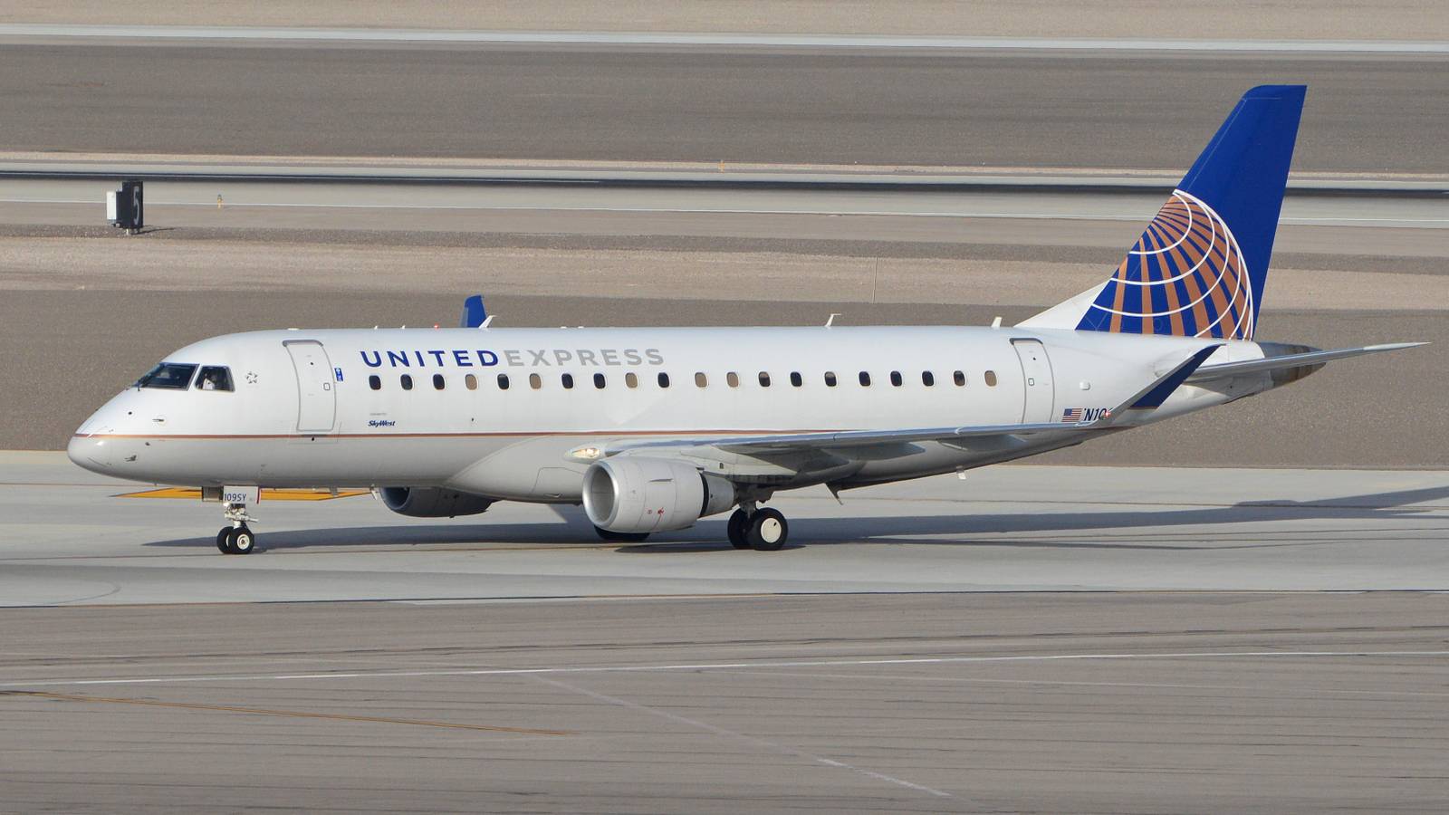 United ERJ Pilots Declare Emergency After Encountering Severe Turbulence Over Texas