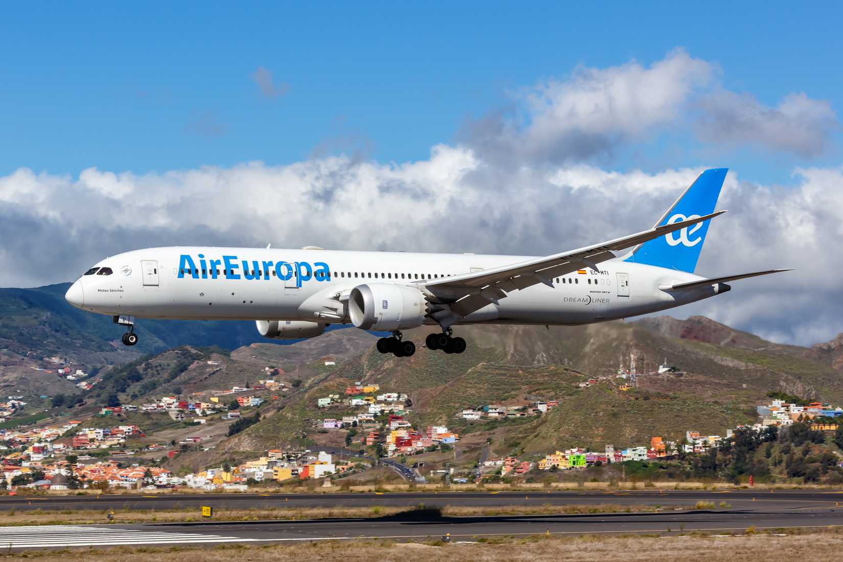 Air Europa Boeing 787-9 landing at Tenerife 