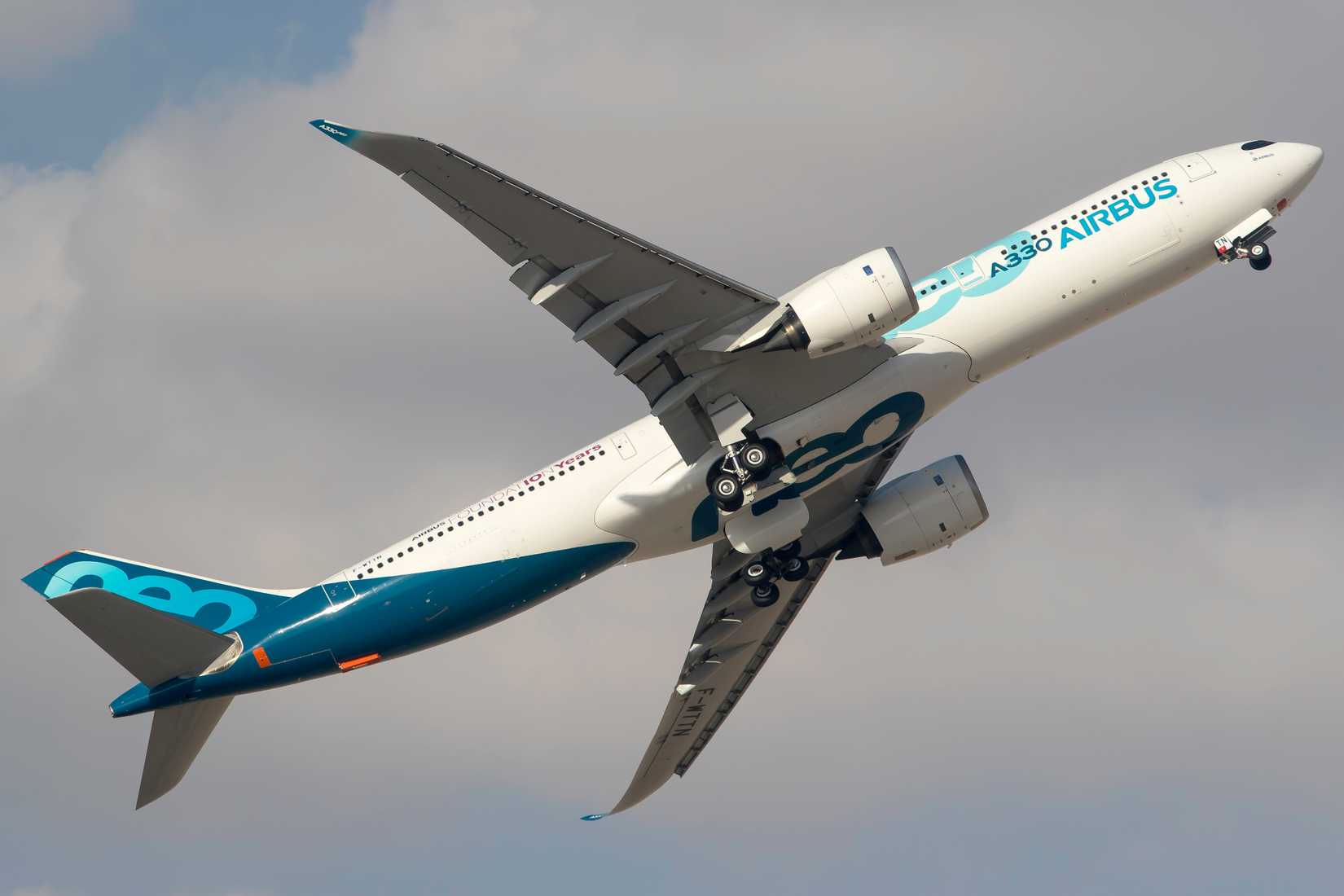 Airbus A330-900 departing 