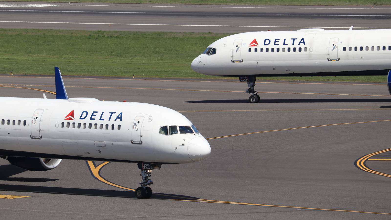 Lawmakers seek probe into US failure to enforce airline passenger privacy rules