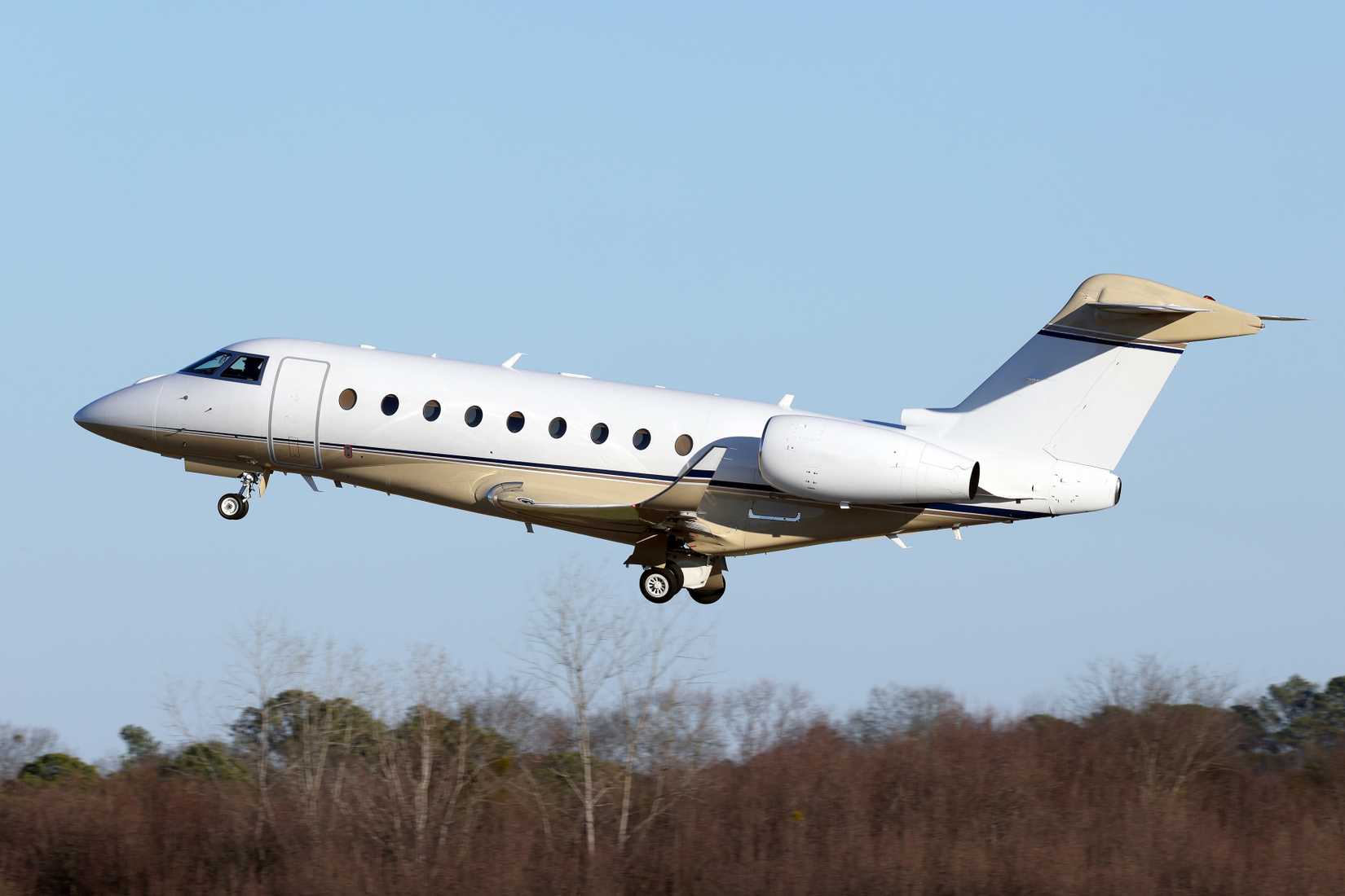 Gulfstream G280 departing