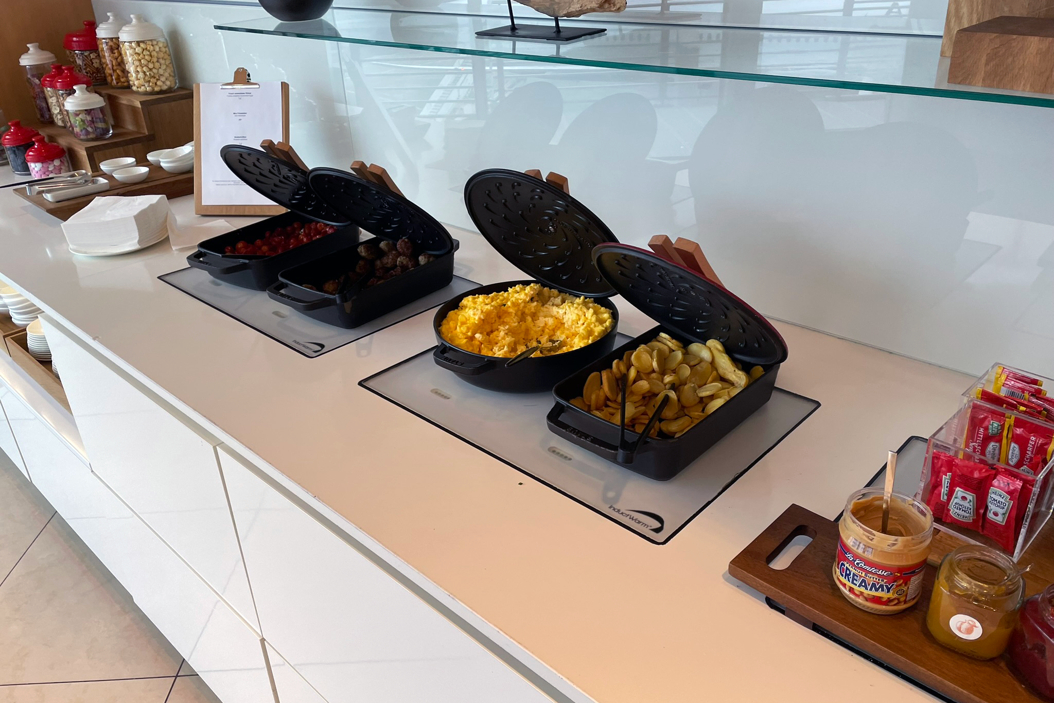 Air Buffet Review: The Air Canada Maple Leaf Lounge At Frankfurt Airport