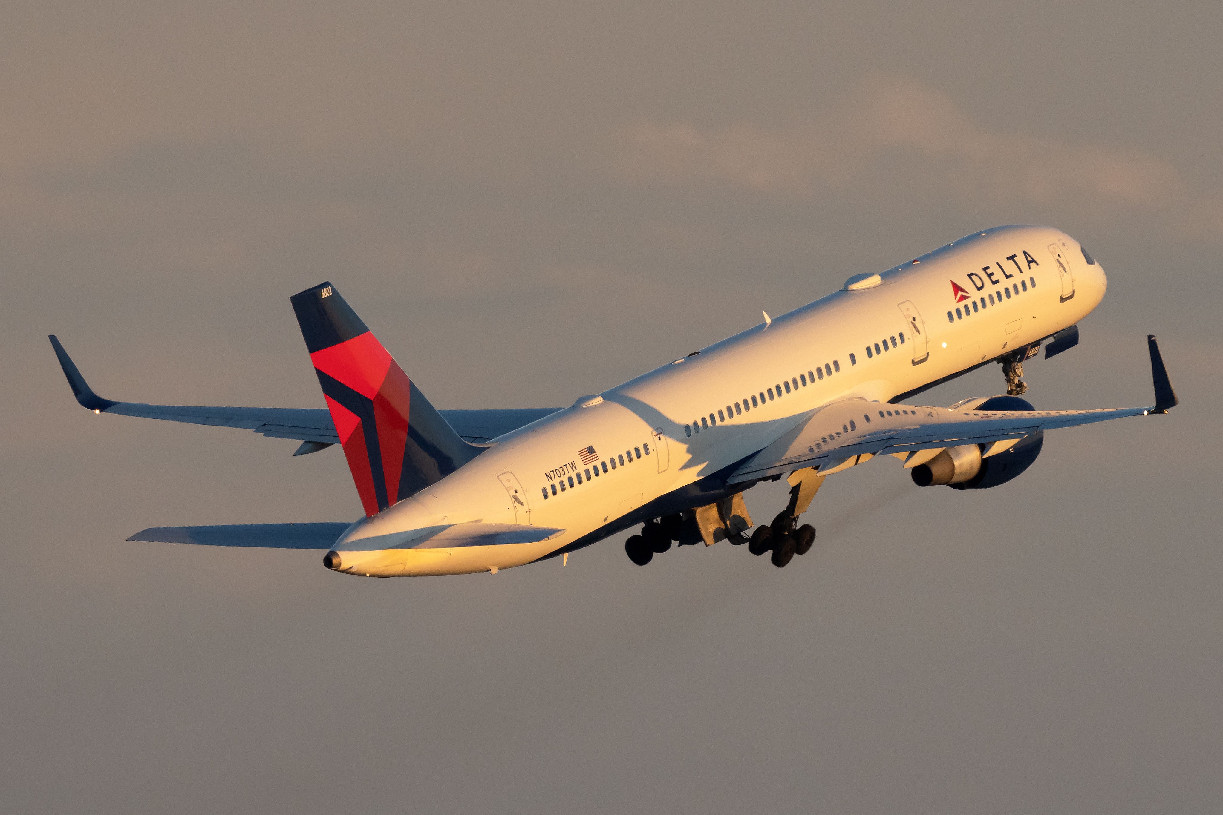 28-Year-Old Delta Air Lines Boeing 757-200 Diverts To Phoenix Due