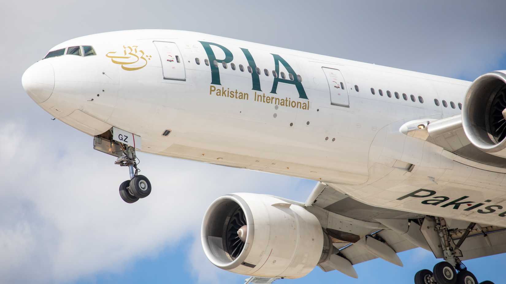 Pakistan International Airlines Boeing 777 landing 