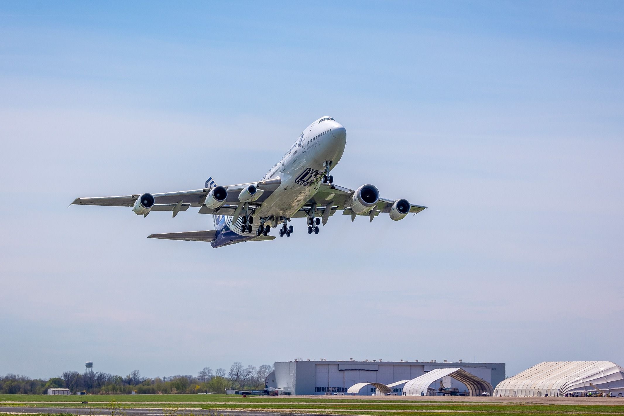 Rolls-Royce Pearl For Dassault Falcon 10X Takes Flight On Boeing 747 Test Bed