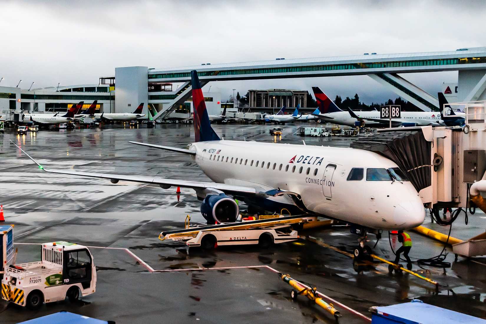 Delta Connection E175 at SEA Gate