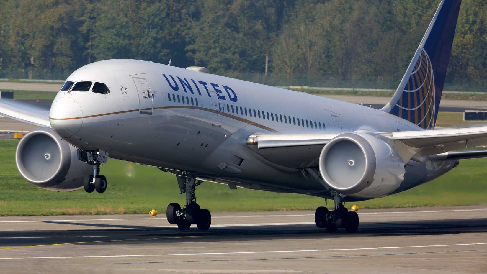 United Airlines Boeing 787-8 departing Zurich Airport ZRH