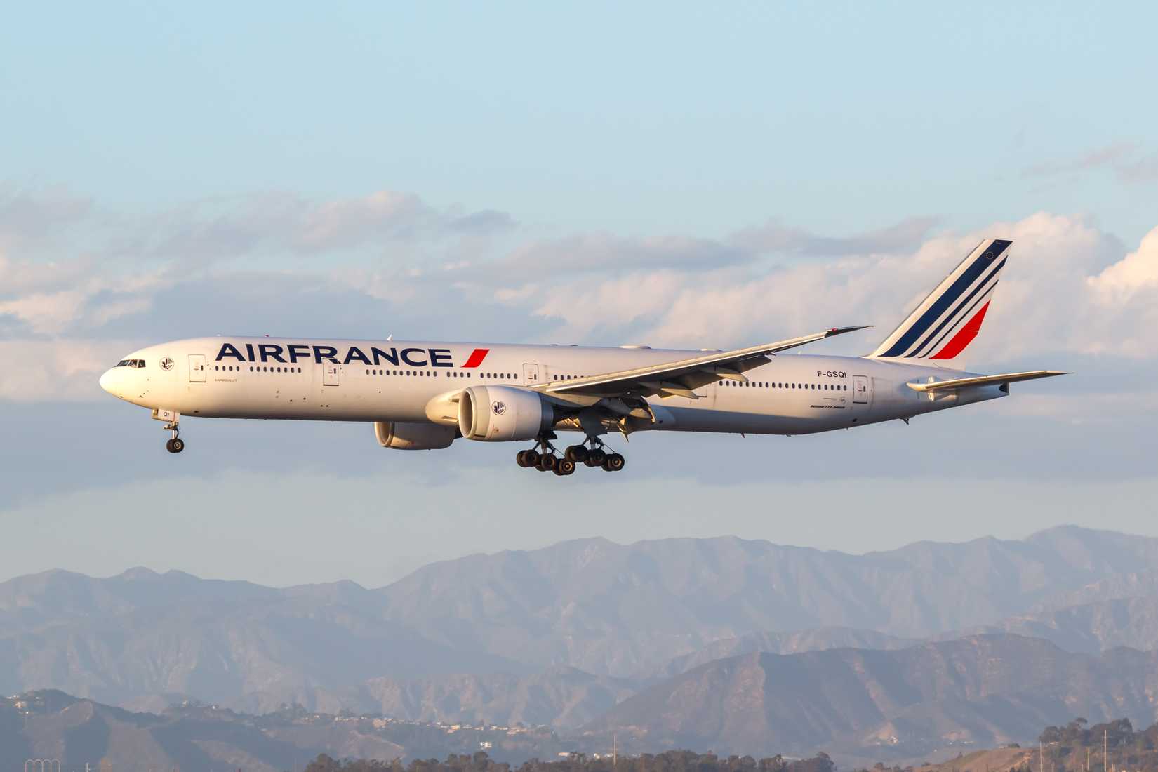 Boeing 777-300ER Air France приземляється в міжнародному аеропорту Лос-Анджелеса LAX shutterstock_2418144719