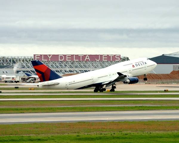 Delta Air Lines Boeing 747-400 taking off.