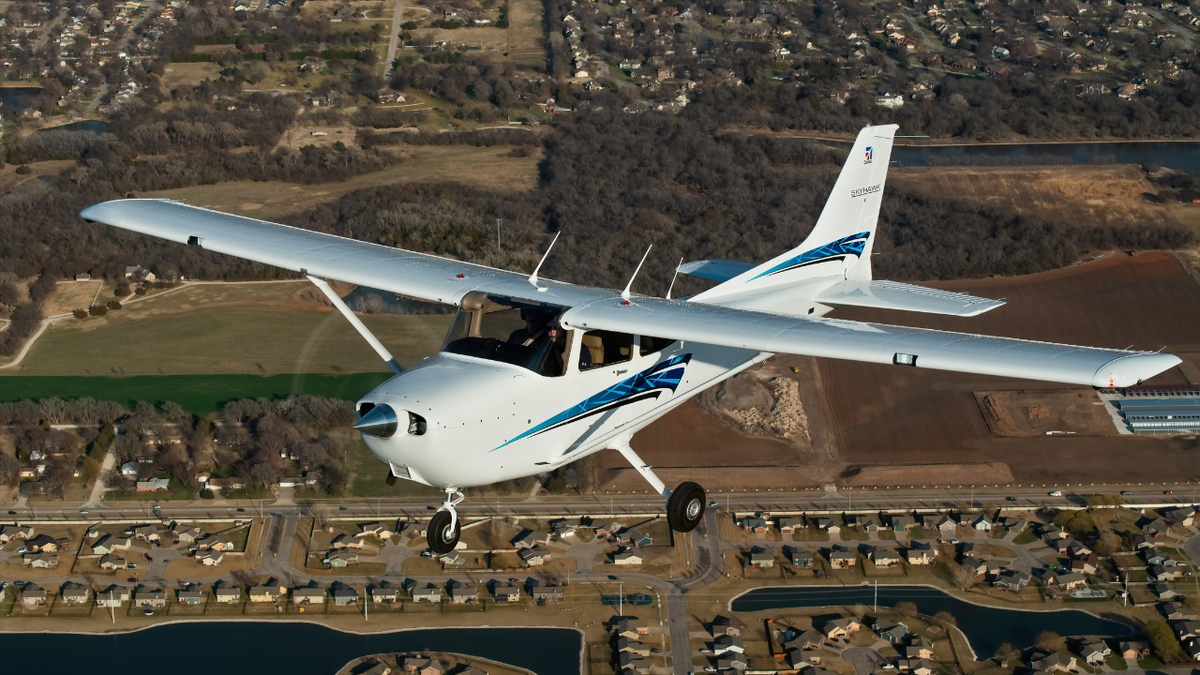 ジュビラン Cessna 172 Crashes In Field Near Van Nuys Airport