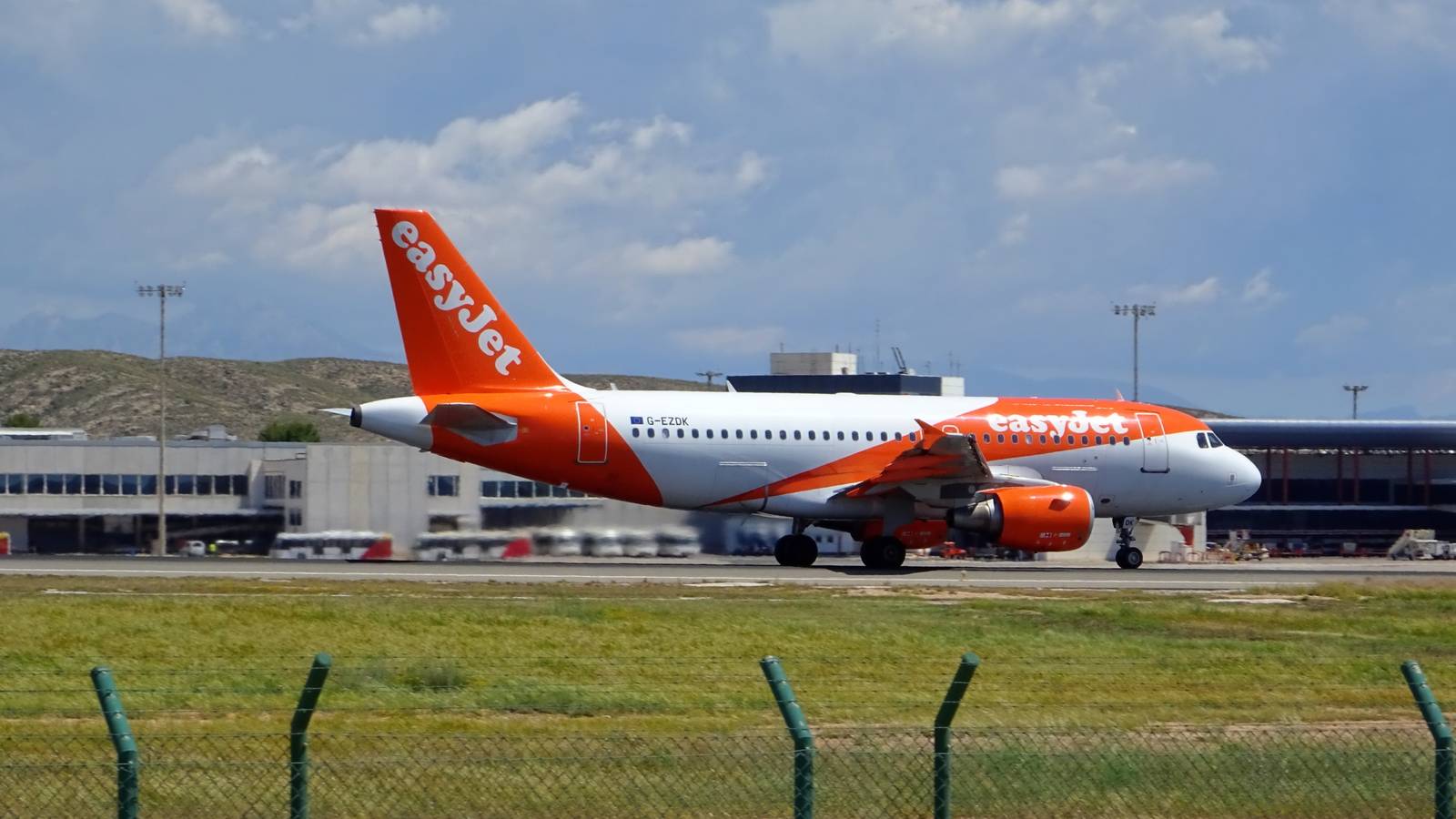 Drunken easyJet Passenger Arrested At Alicante Airport After Trying To Open Door In-Flight