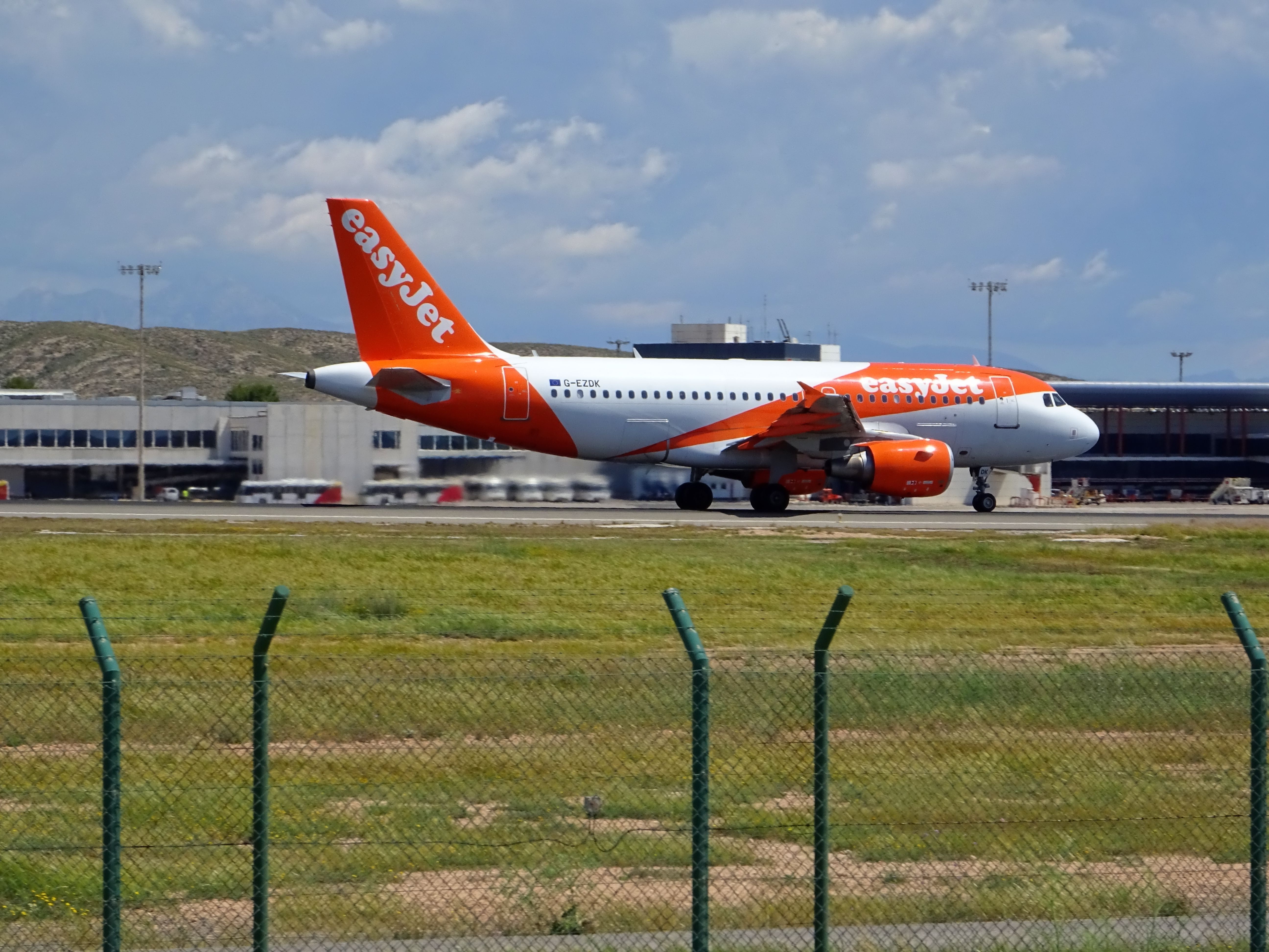 Drunken easyJet Passenger Arrested At Alicante Airport After Trying To Open Door In-Flight