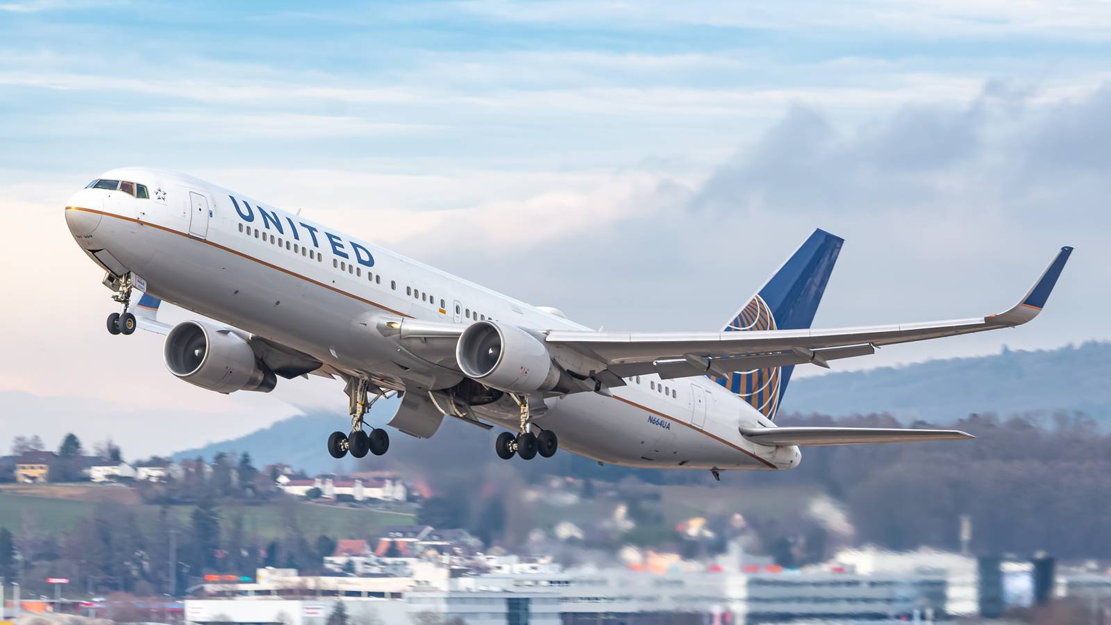 United Airlines Boeing 767-300ER Diverts To Shannon After Laptop Becomes Stuck In Seat