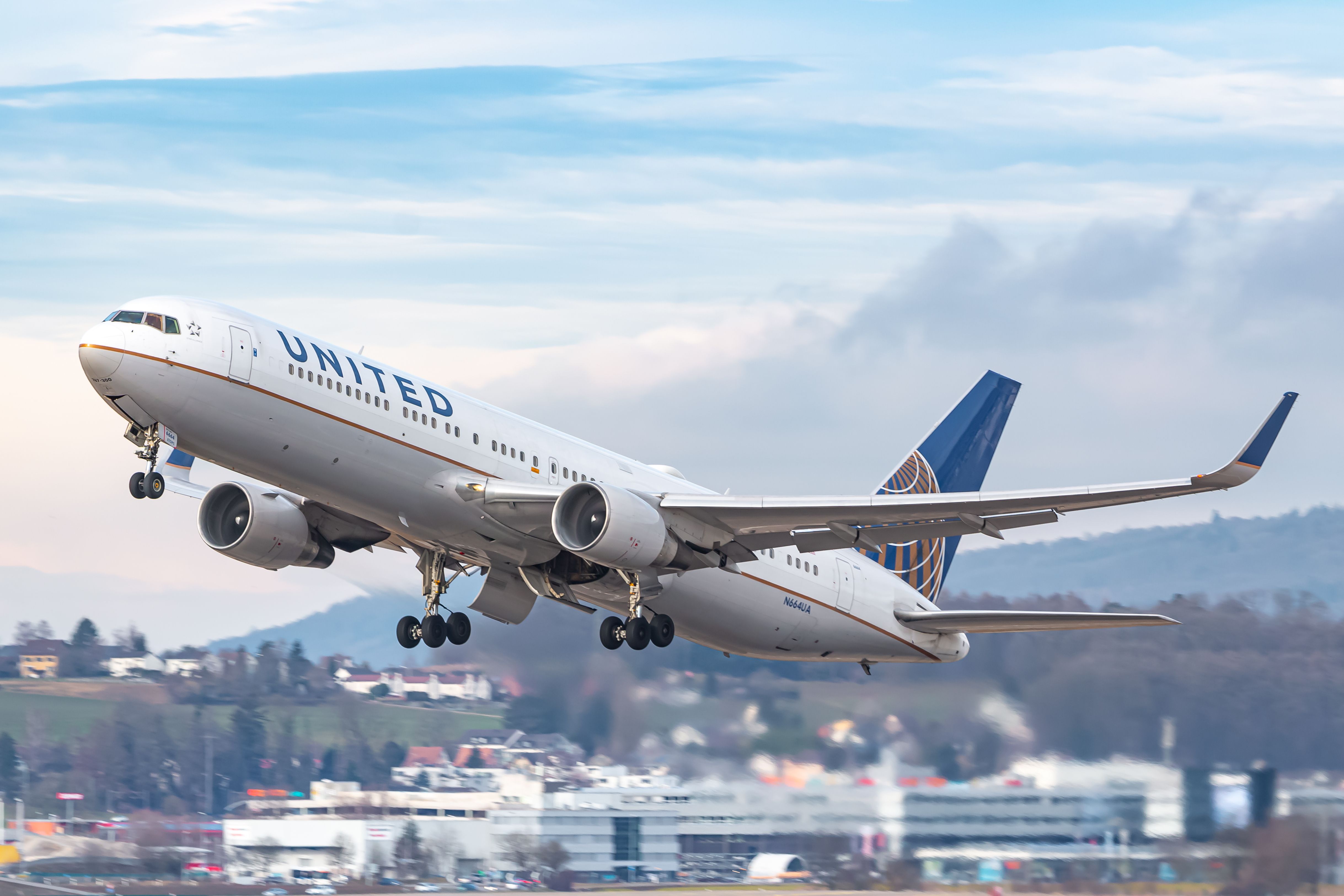 United Airlines Boeing 767-300ER Diverts To Shannon After Laptop Becomes Stuck In Seat
