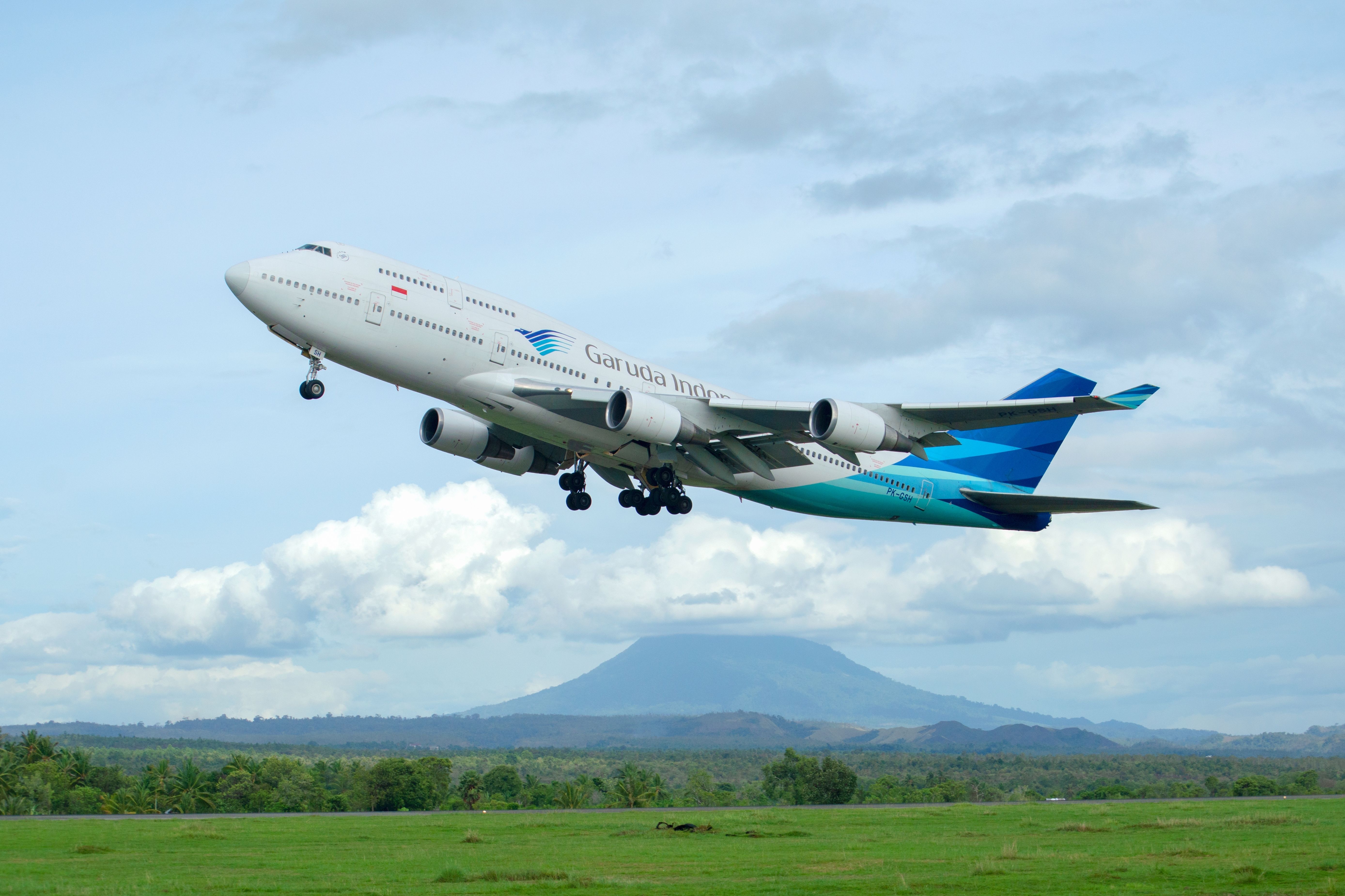 Garuda Indonesia Boeing 747 Engine Fire Forces Return Of Hajj Flight