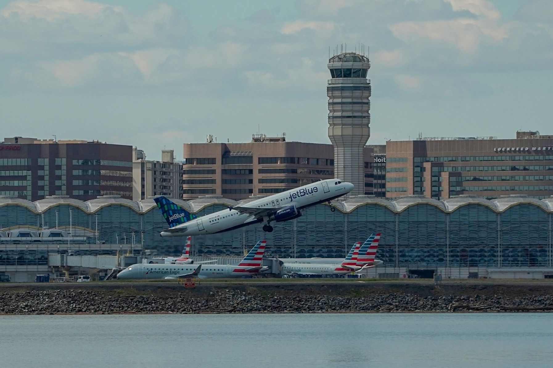 TSA Confiscates Stun Gun Disguised As iPhone At Washington Reagan National Airport
