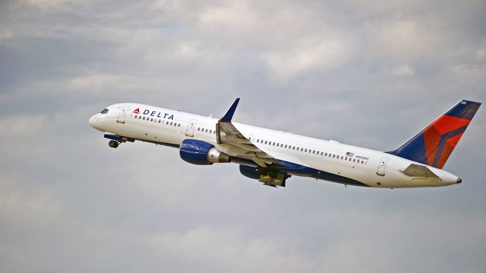 "This Is My Only Suitcase": Delta Air Lines Criticized After Passenger's Viral Photo Shows Damaged Luggage