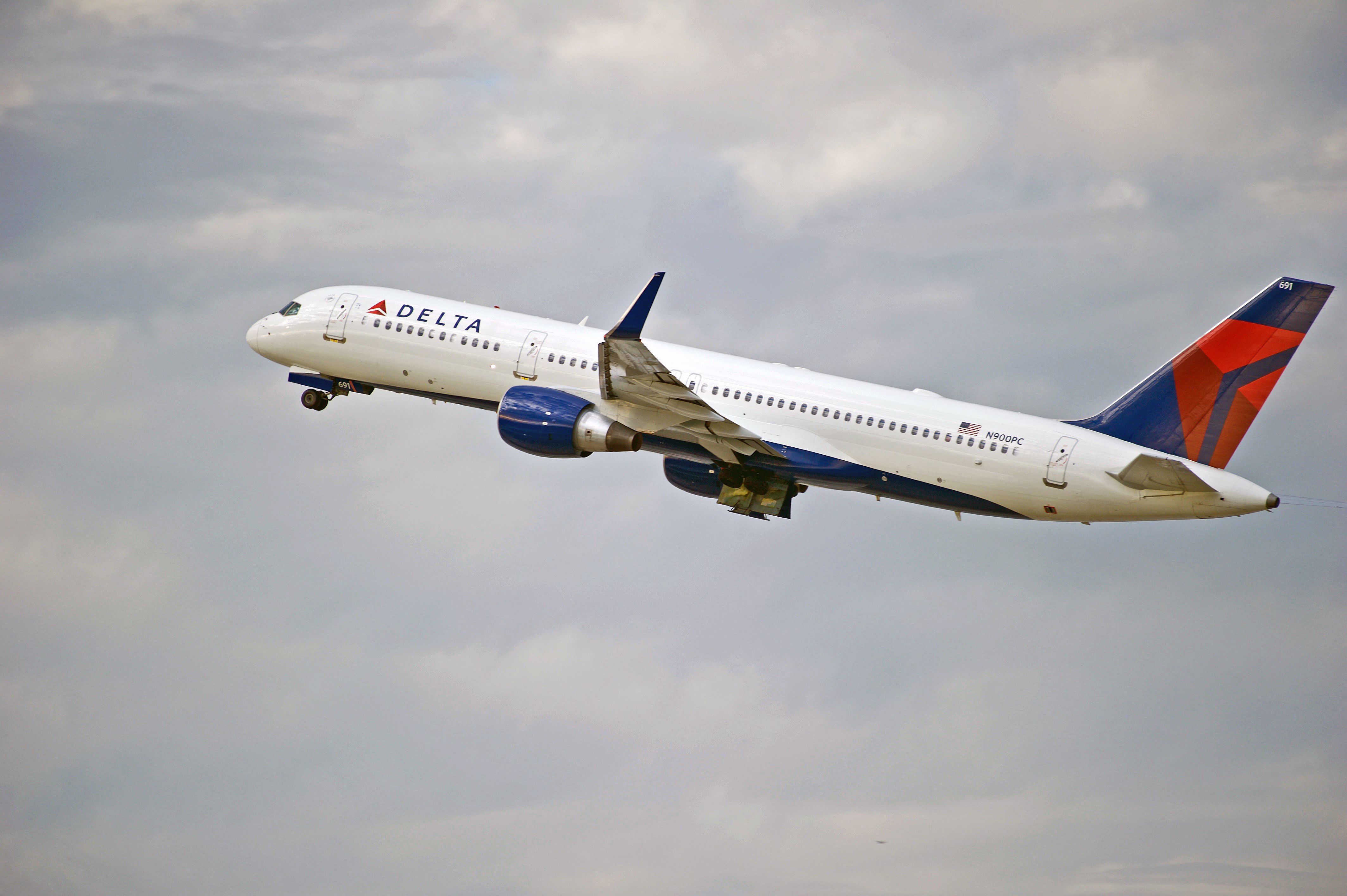 "This Is My Only Suitcase": Delta Air Lines Criticized After Passenger's Viral Photo Shows Damaged Luggage