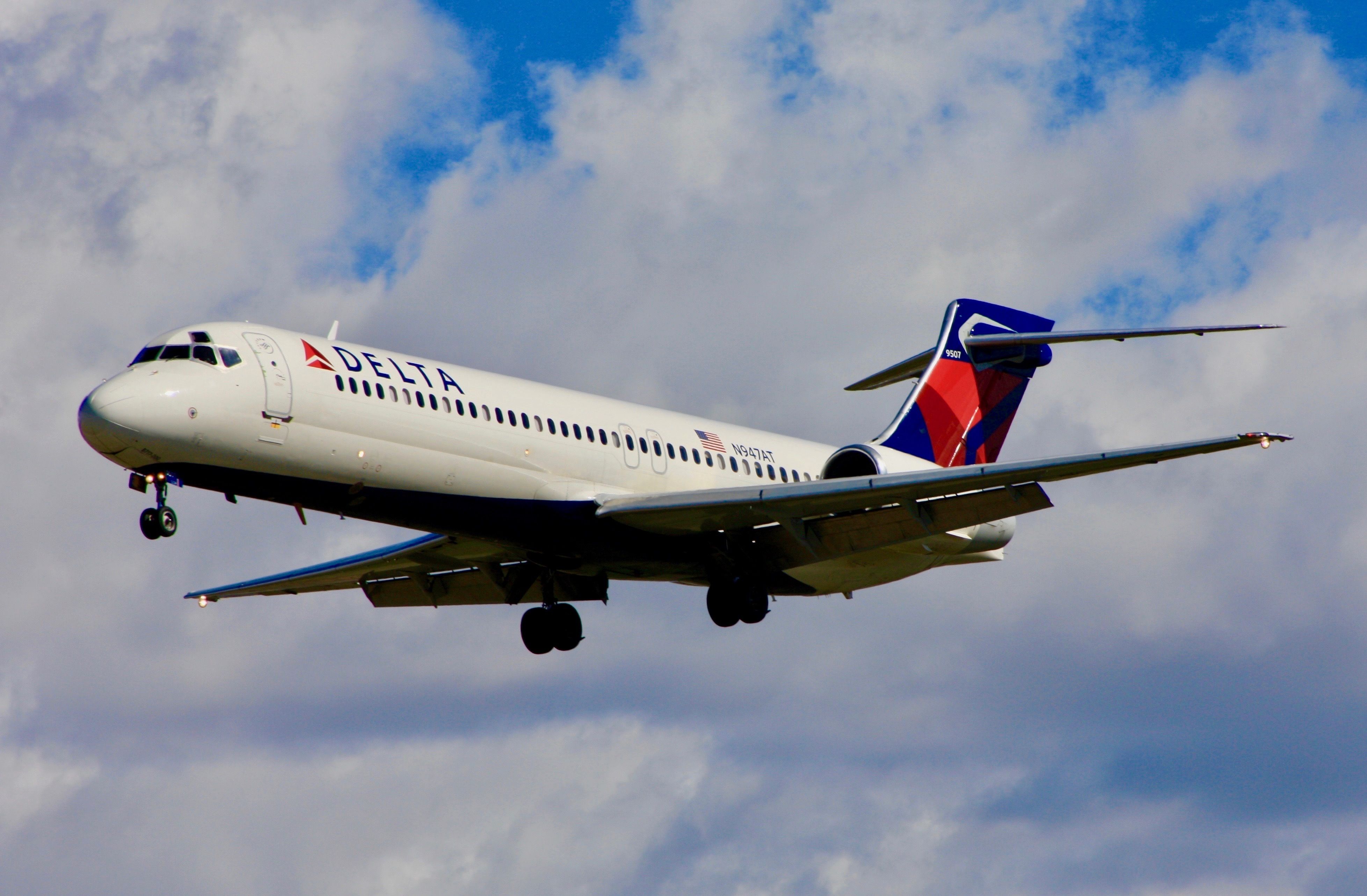 Delta Air Lines Boeing 717 Landing In Salt Lake City