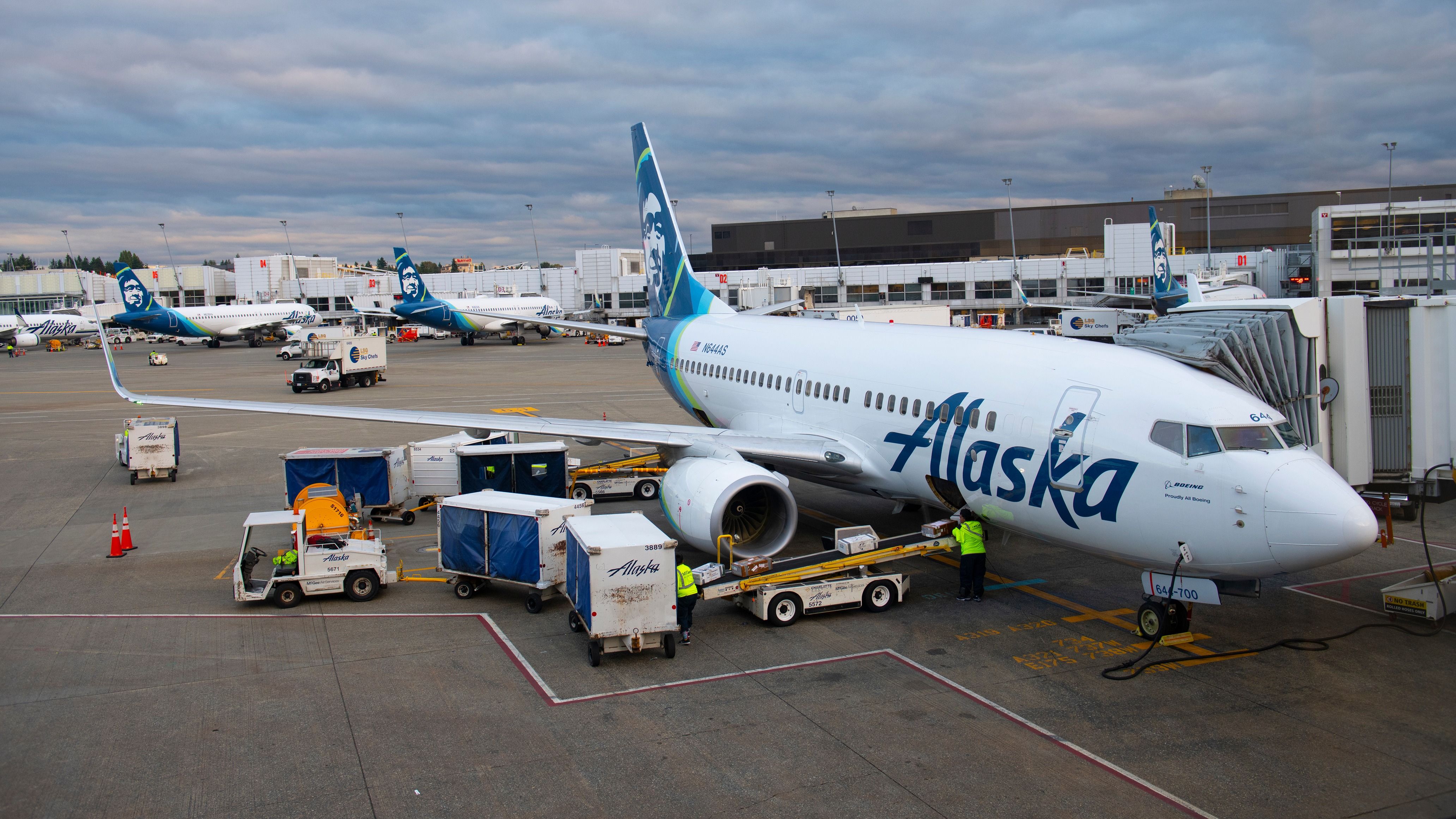 Alaska Airlines Boeing 737-700 Turns Back To Seattle On Flight To