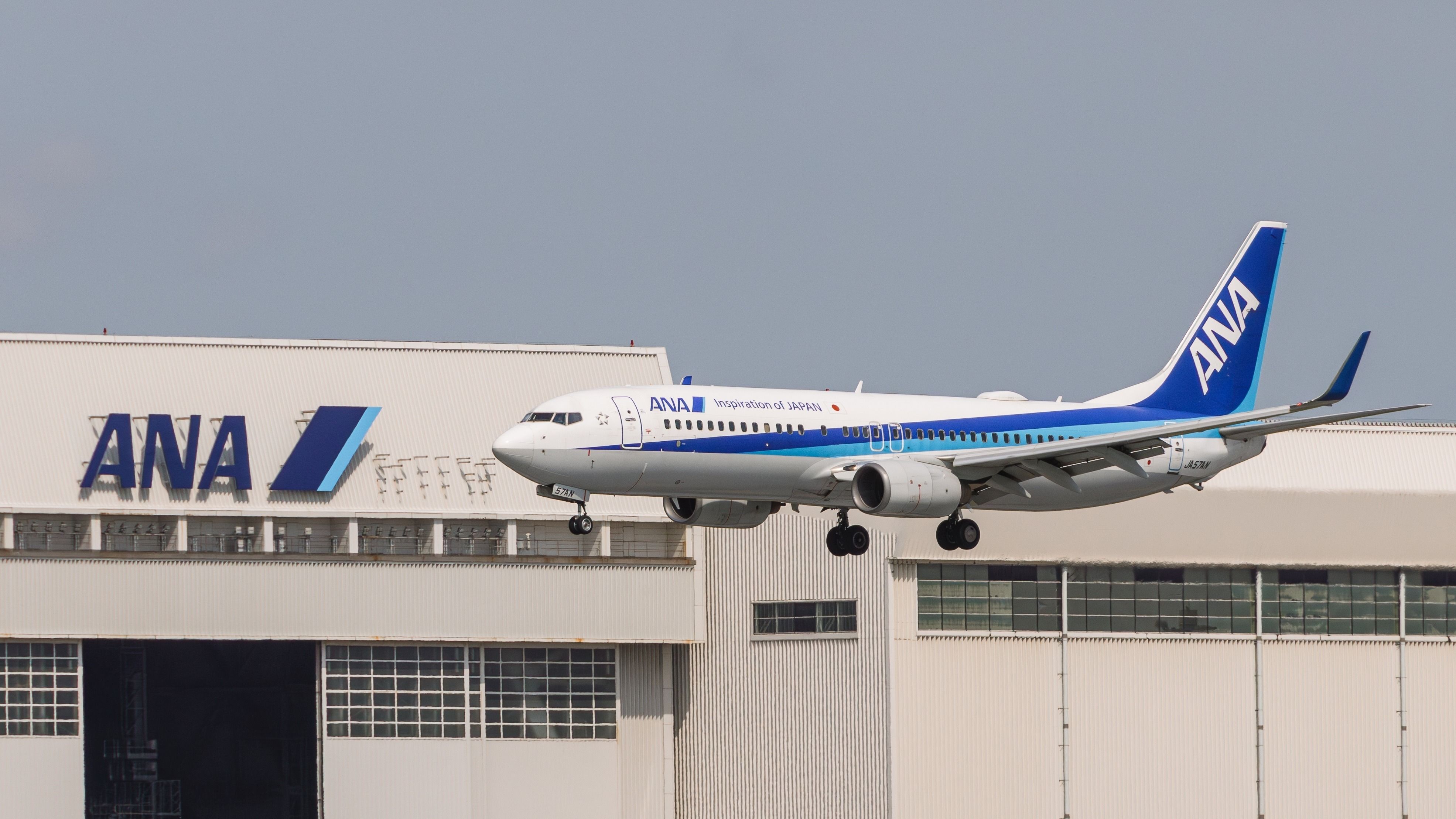 ANA・BOEING-737 ANA Boeing 737 Initiates Emergency Descent Following Loss Of