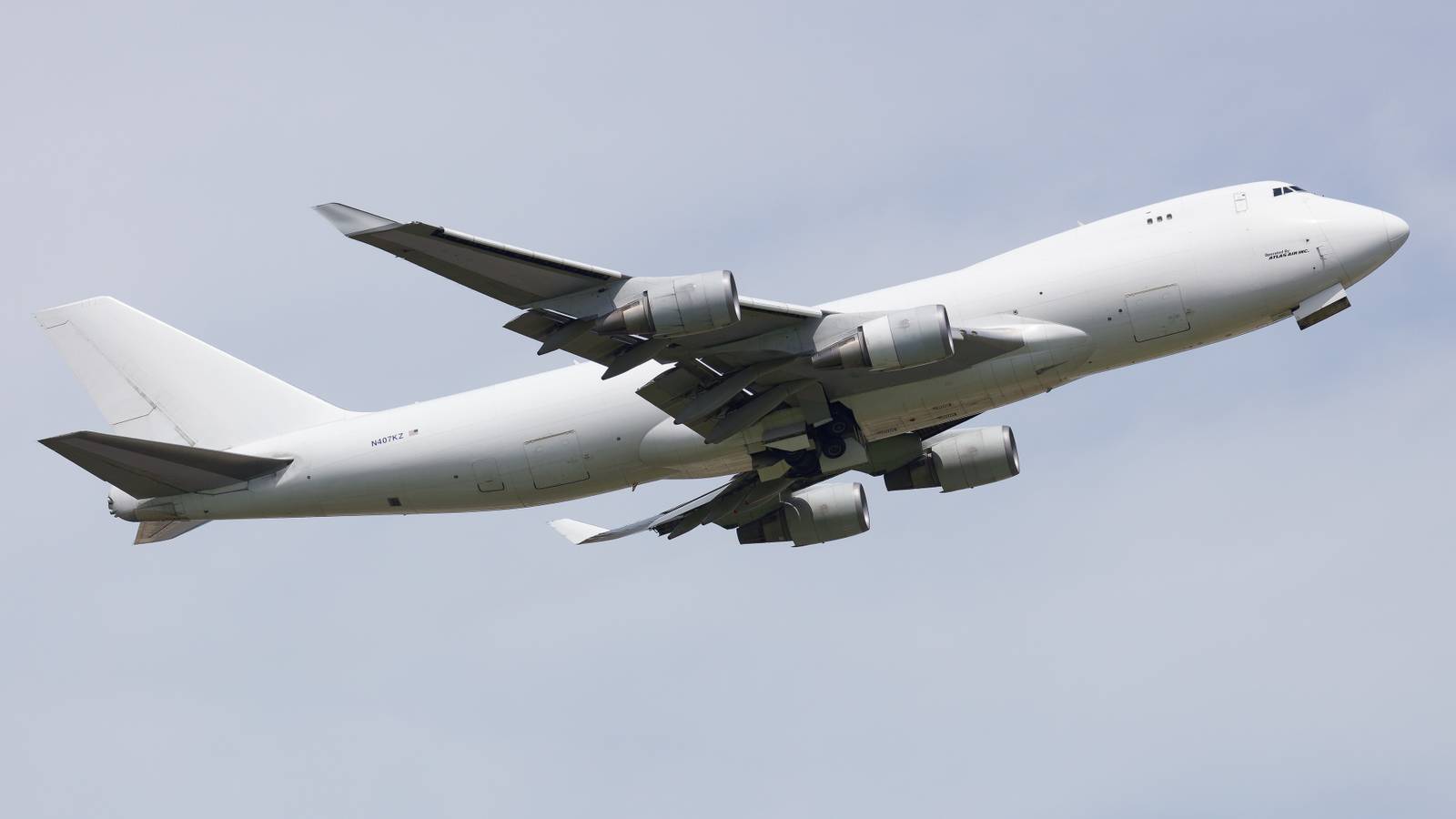 Atlas Boeing 747 Disabled On Hong Kong Airport Runway Delays 186 Flights