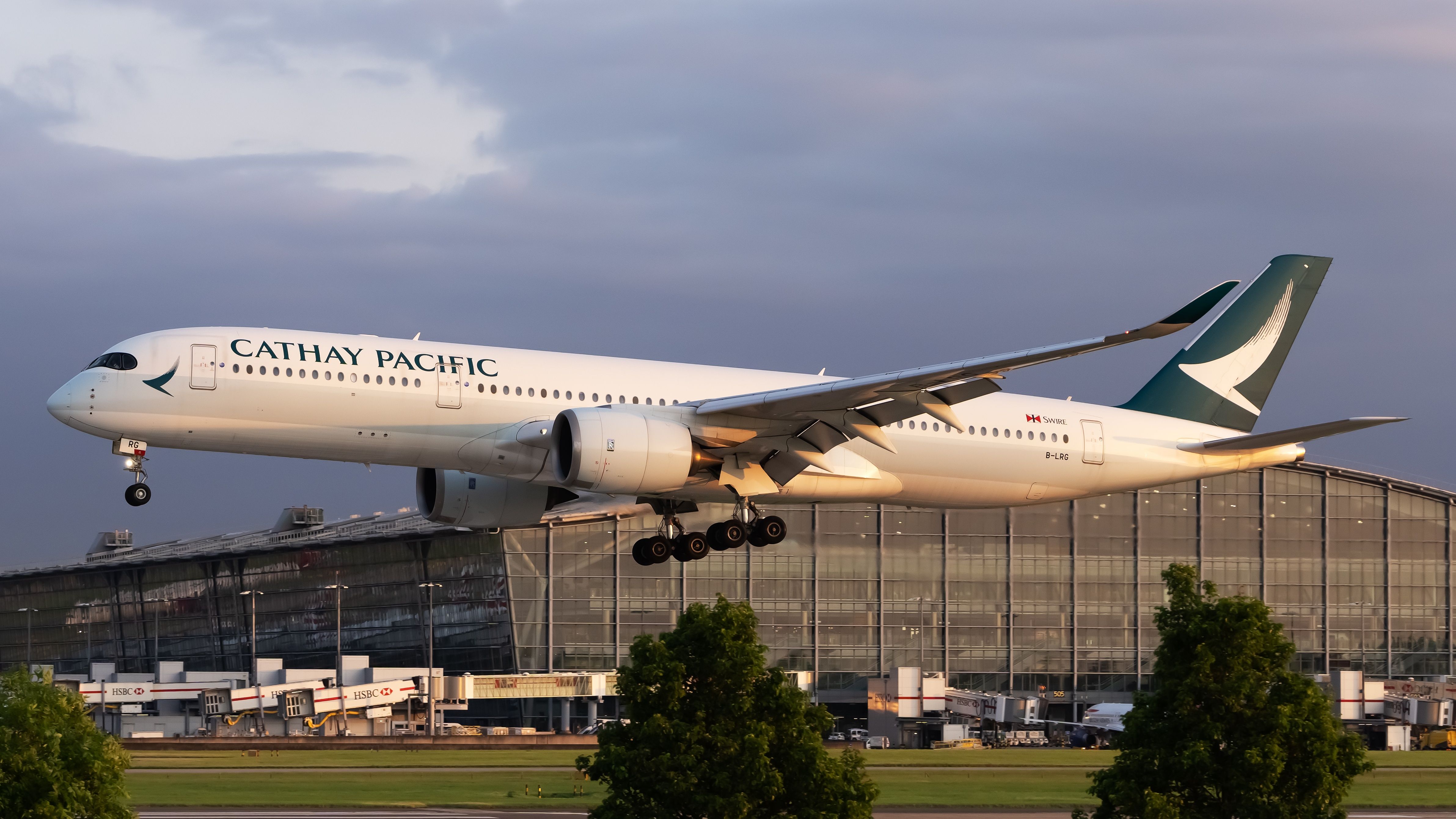 航空機・ヘリコプター CATHAY PACIFIC AIRBUS A-330-300 航空機・ヘリコプター CATHAY PACIFIC AIRBUS A-330-300 Airbus