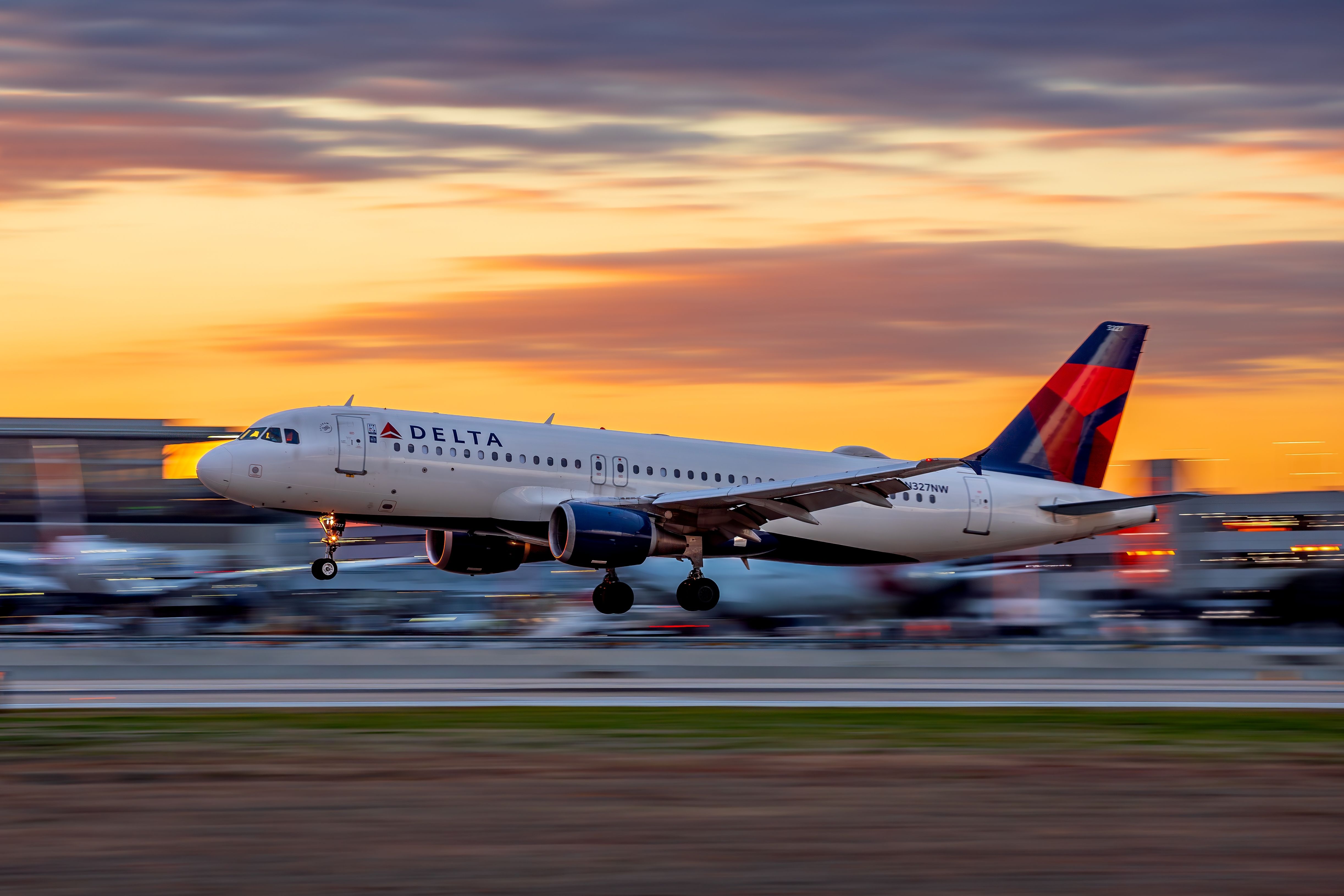 Delta Air Lines Airbus A320 Returns To West Palm Beach Following Engine Fire
