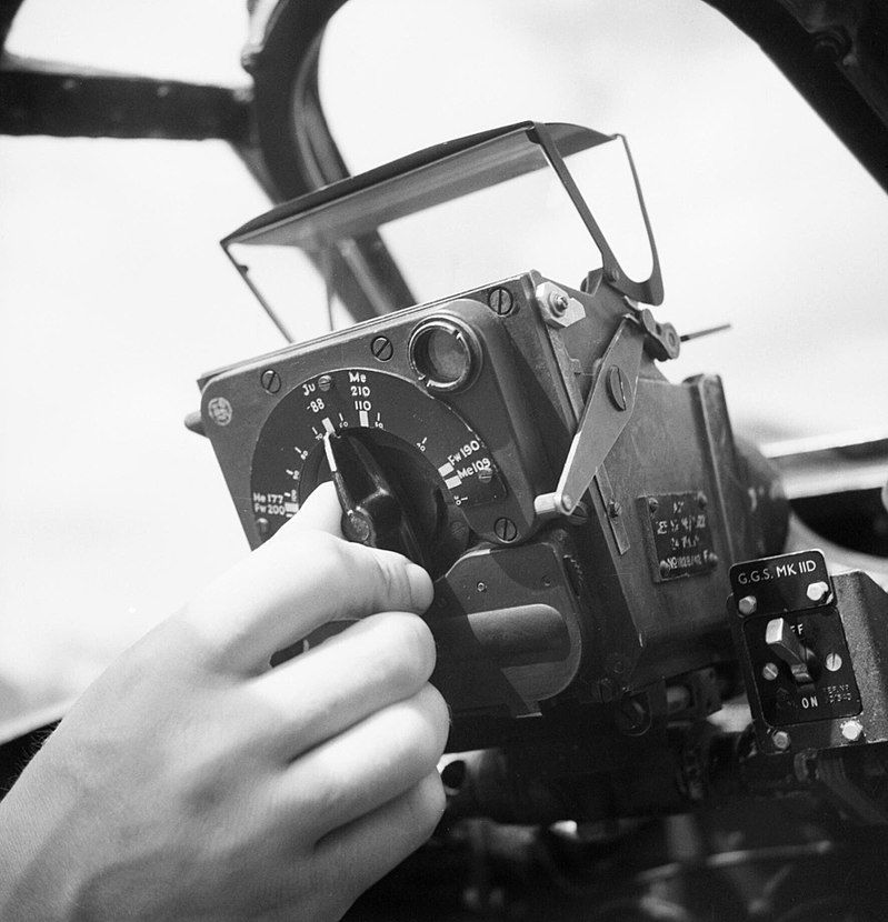 Ferranti_Mark_IID_gyroscopic_gunsight_mounted_in_a_Supermarine_Spitfire_Mk_IX_of_No._127_Wing_RAF_at_B2-Bazenville,_Normandy,_17_August_1944