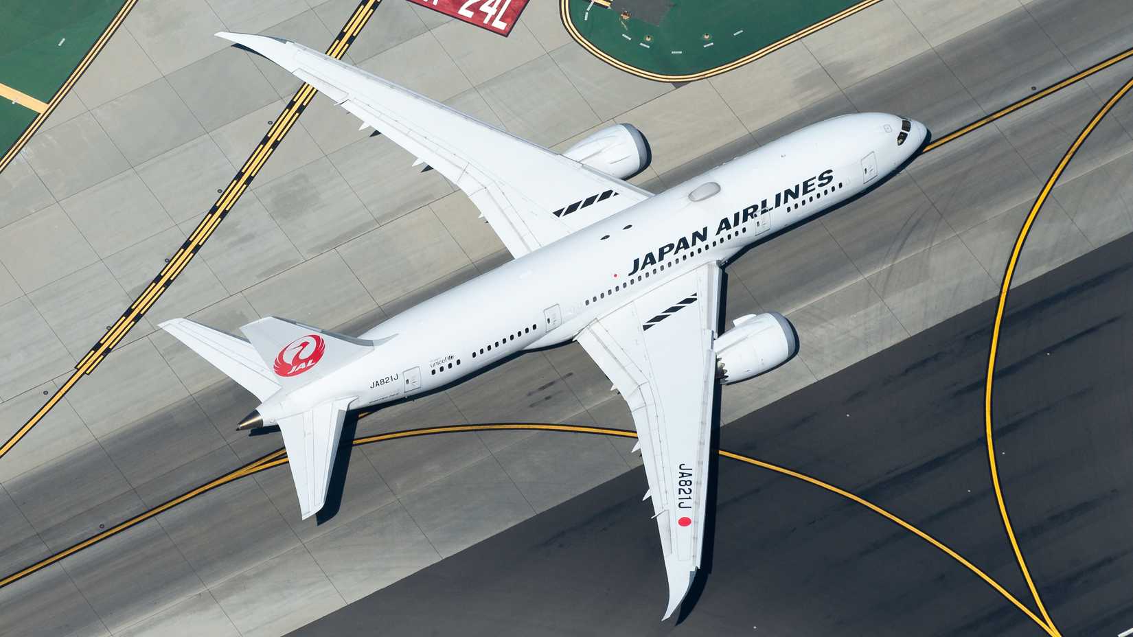 Japan Airlines Boeing 787-9 at Los Angeles International Airport LAX