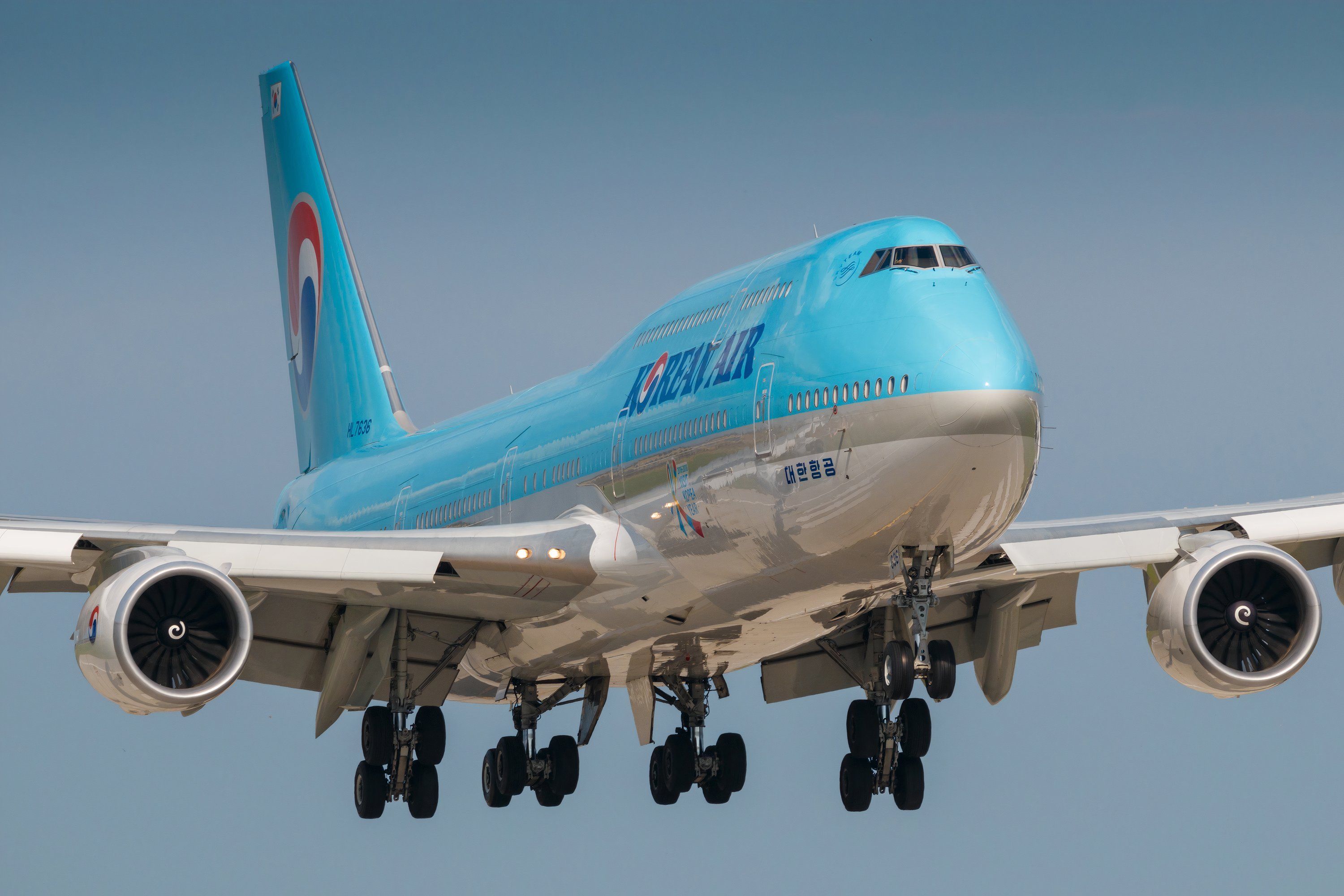 Korean Air Boeing 747-8 landing 