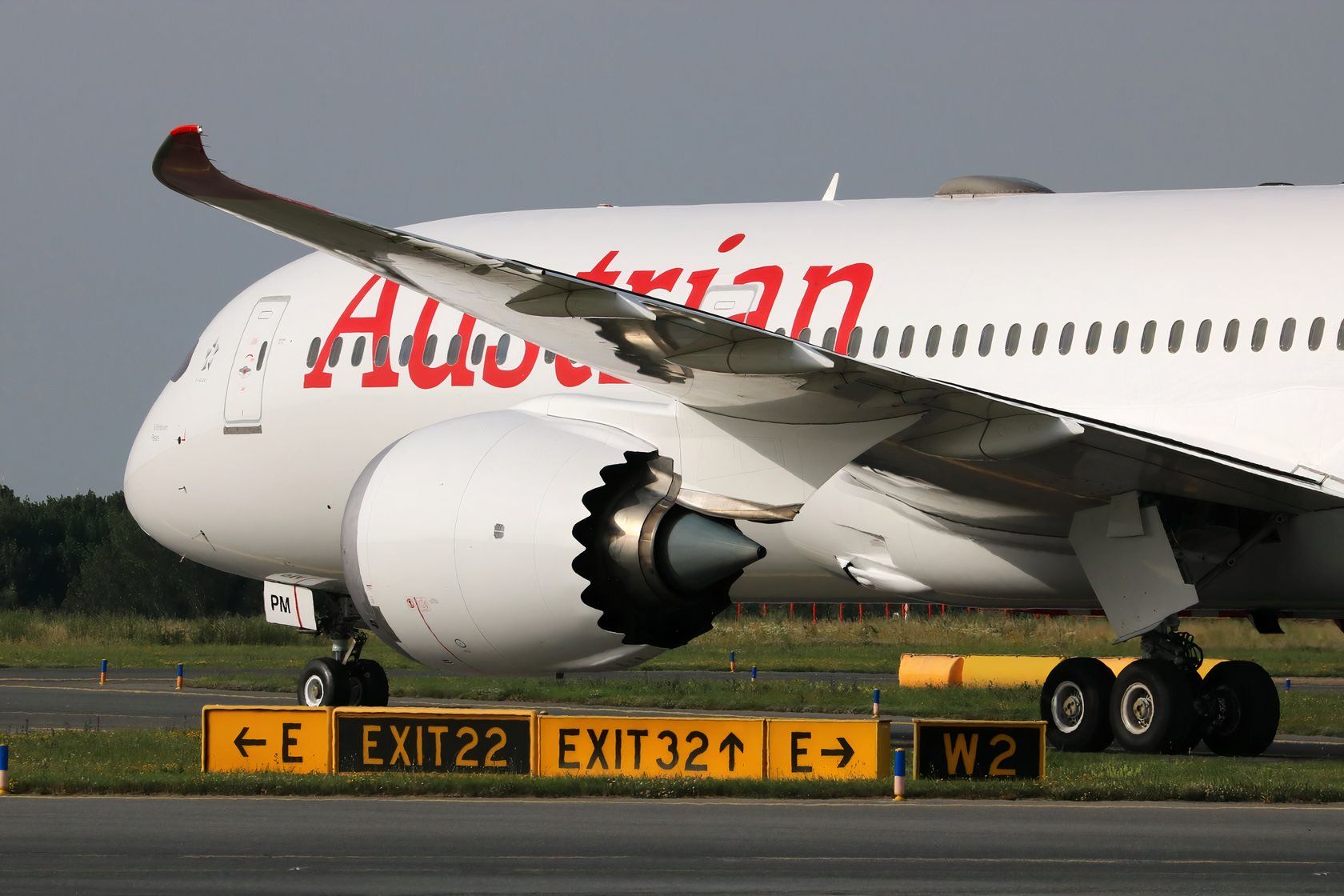 OS 787-9 OE-LPM taxiing