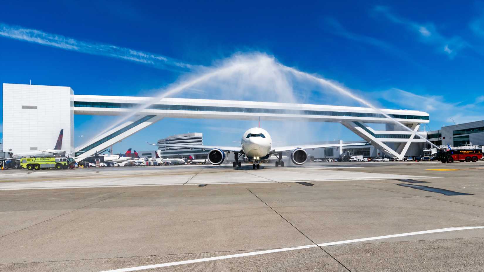 SF_Both SEA Fire Engines and the Delta Air Lines A330-900neo Going to Taipei_JAK