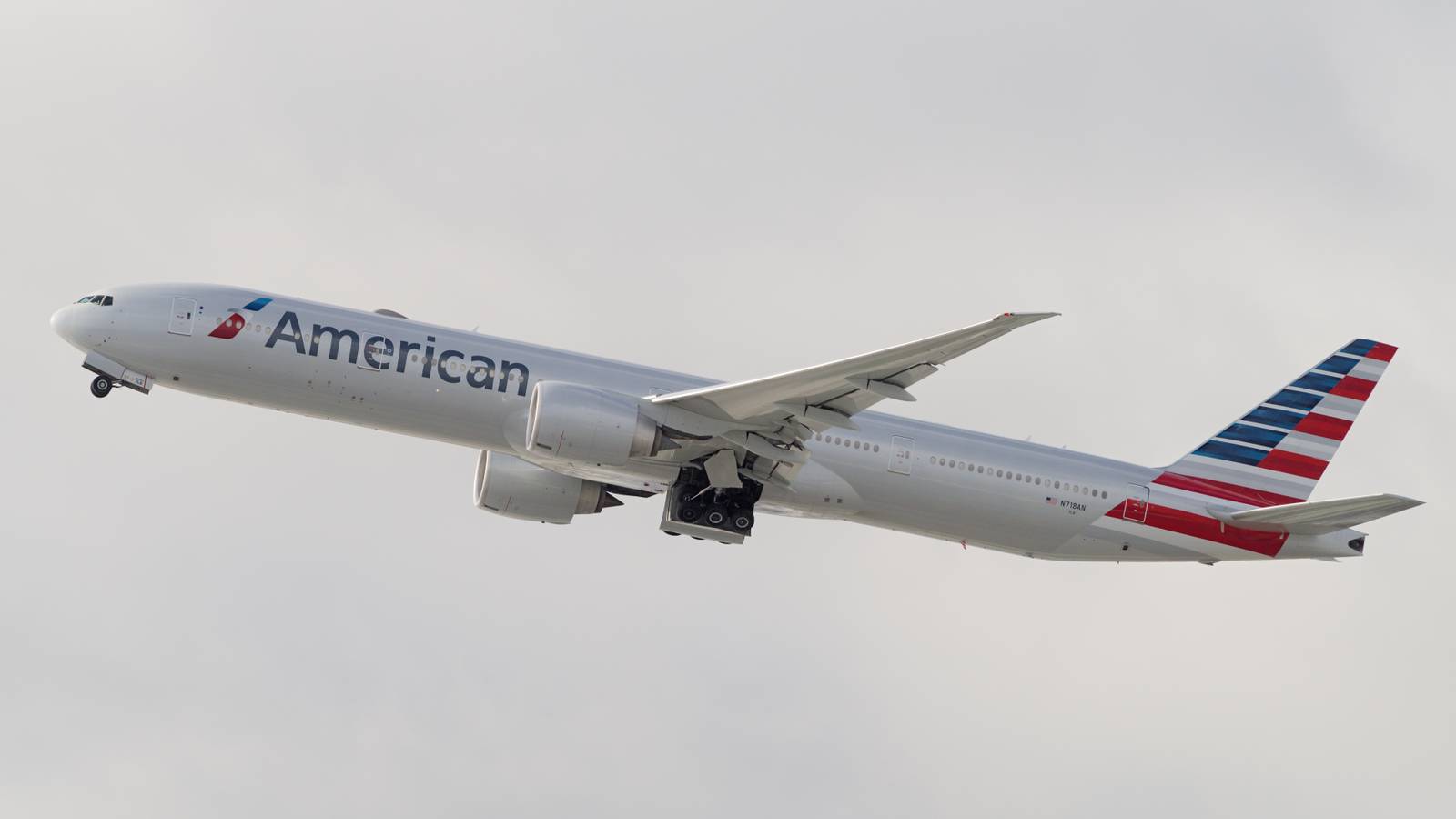 American Airlines Boeing 777-300ER Returns To Buenos Aires After Unusual Noise Comes From Cargo Hold