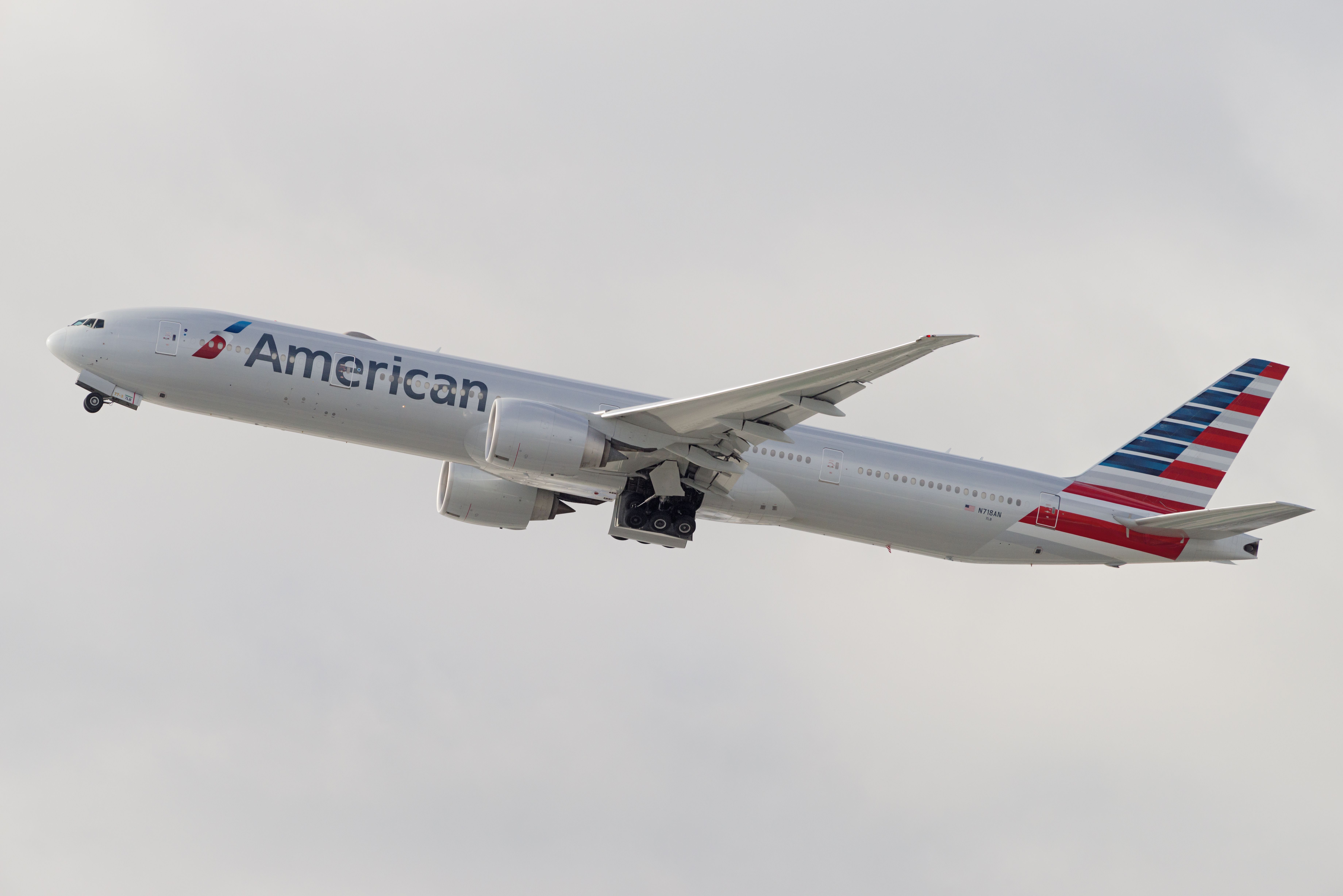 American Airlines Boeing 777-300ER Returns To Buenos Aires After Unusual Noise Comes From Cargo Hold