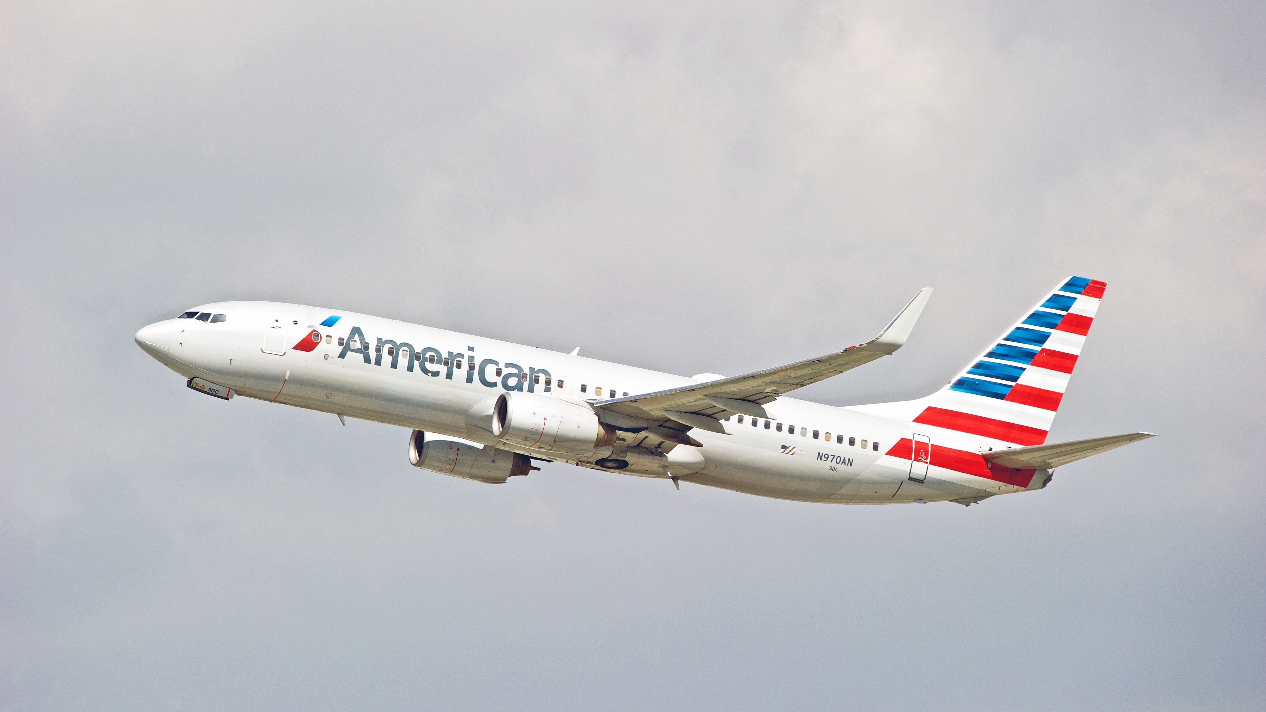 American Airlines Boeing 737-800 Diverts To Pittsburgh Due To Bomb