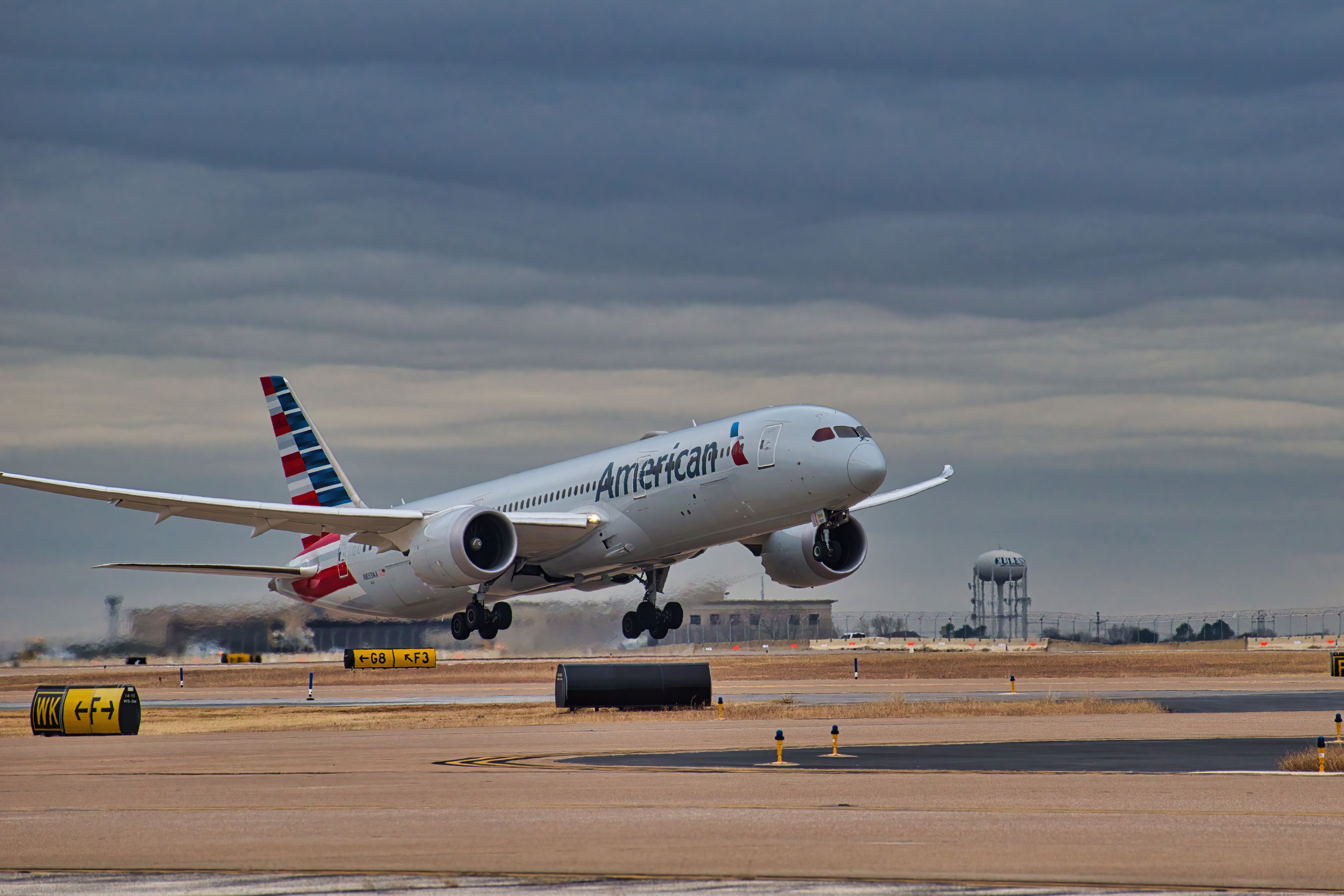 "Appalling": American Airlines Implements New Beverage Policy Due To Philadelphia Catering Problems
