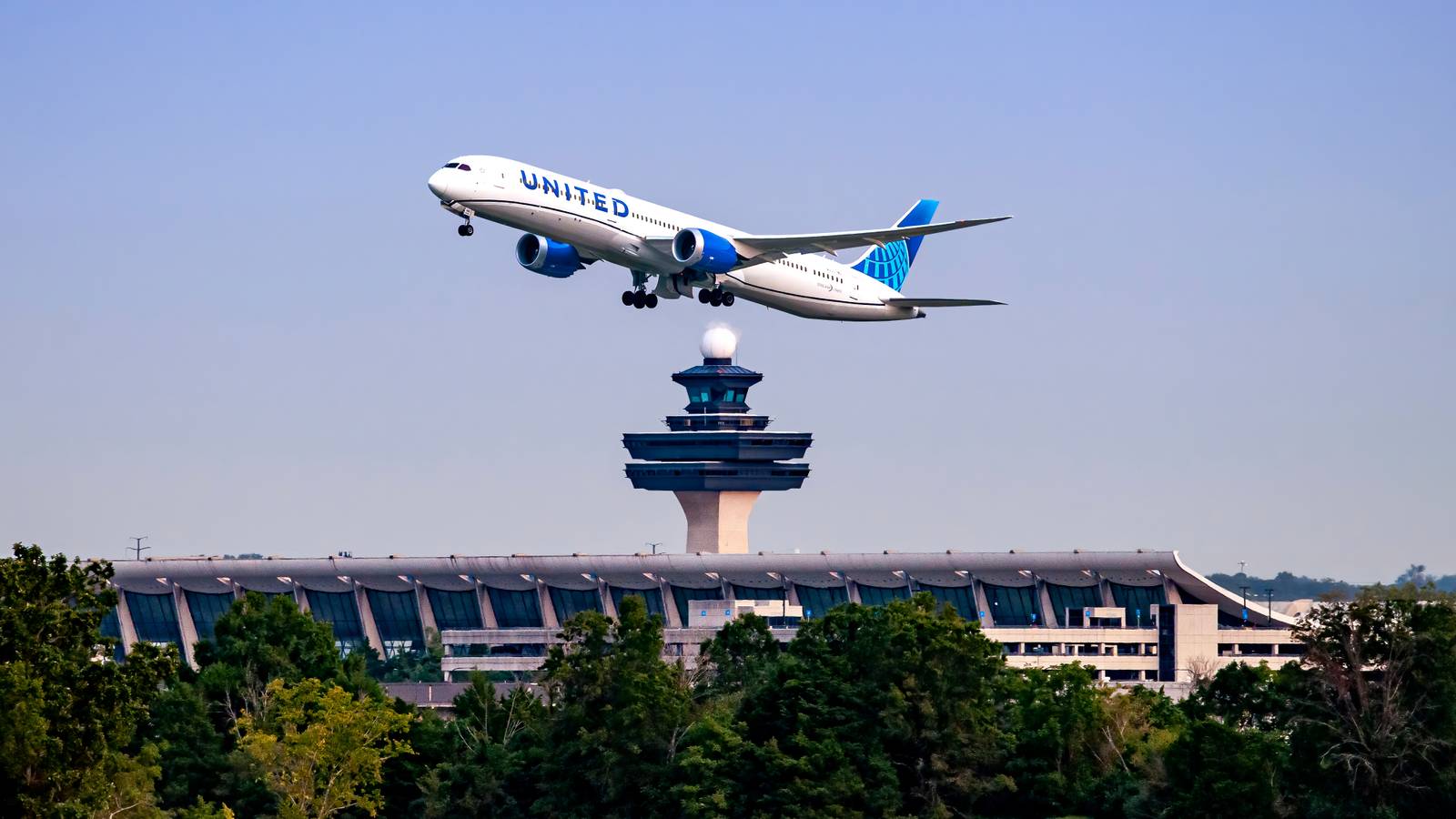 Man On United Airlines Flight Charged After Attacking Sleeping Passenger Unprovokedly