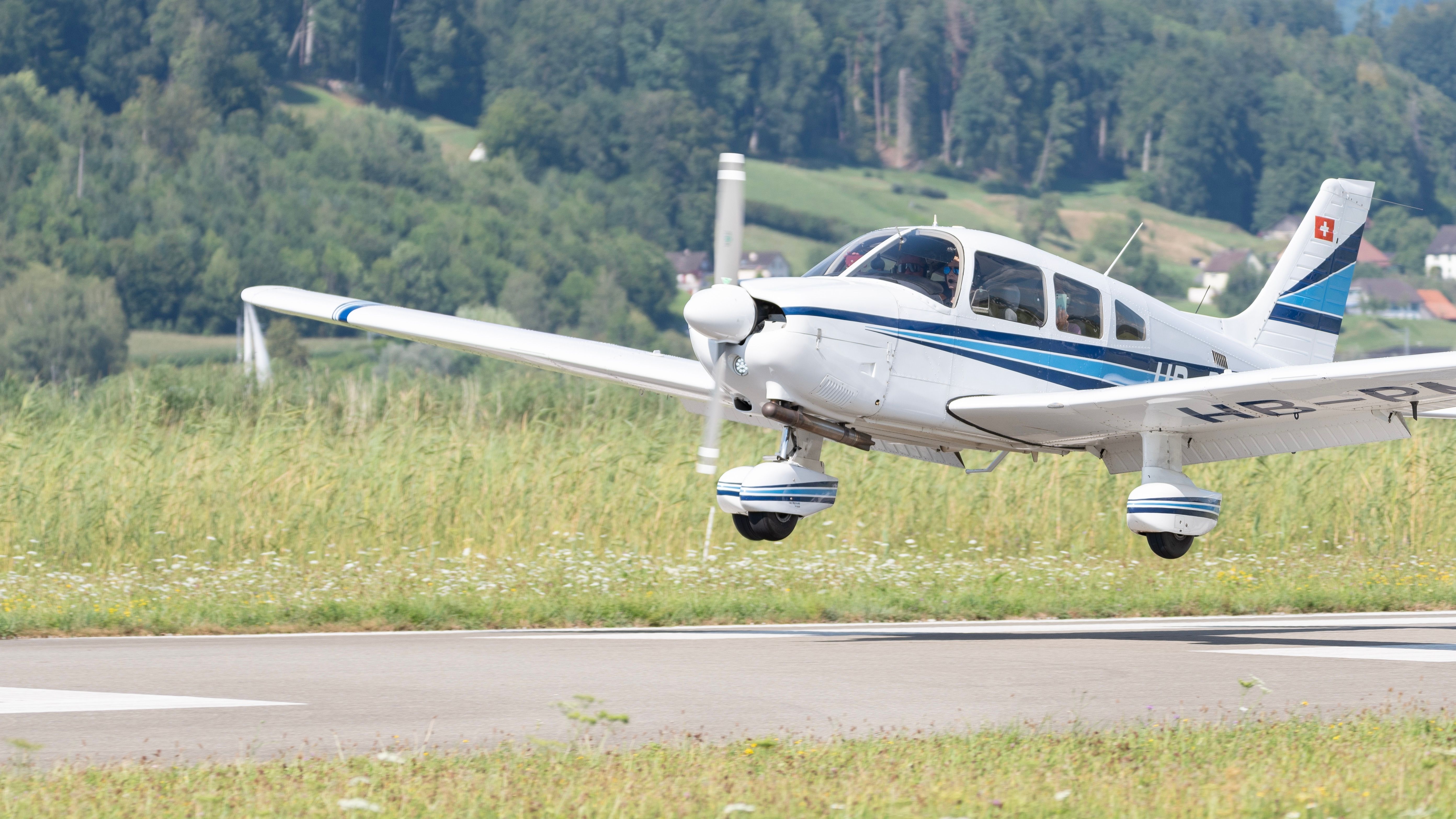 Piper Archer landing