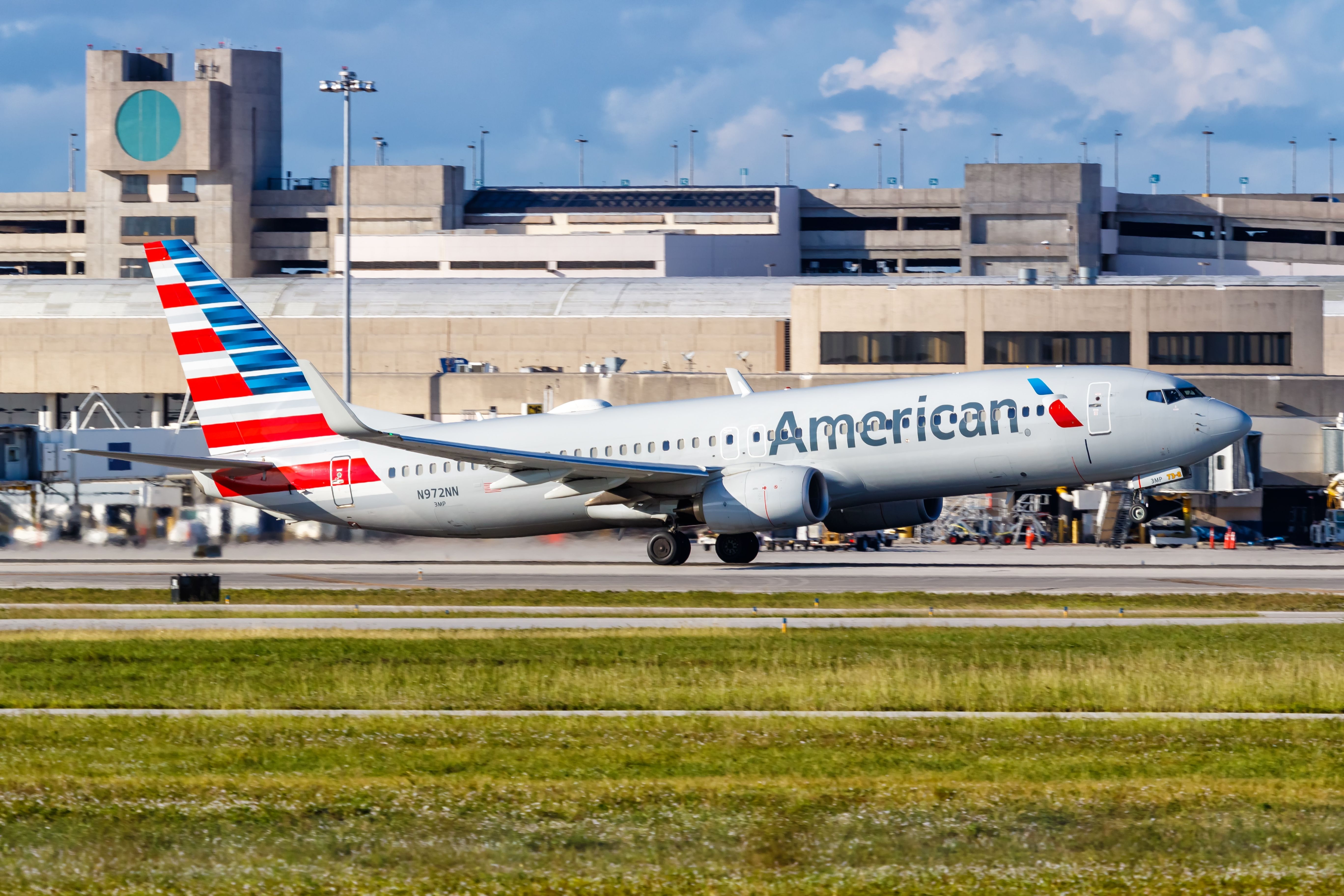 American Airlines Boeing 737-800 Diverts To Pittsburgh Due To Bomb