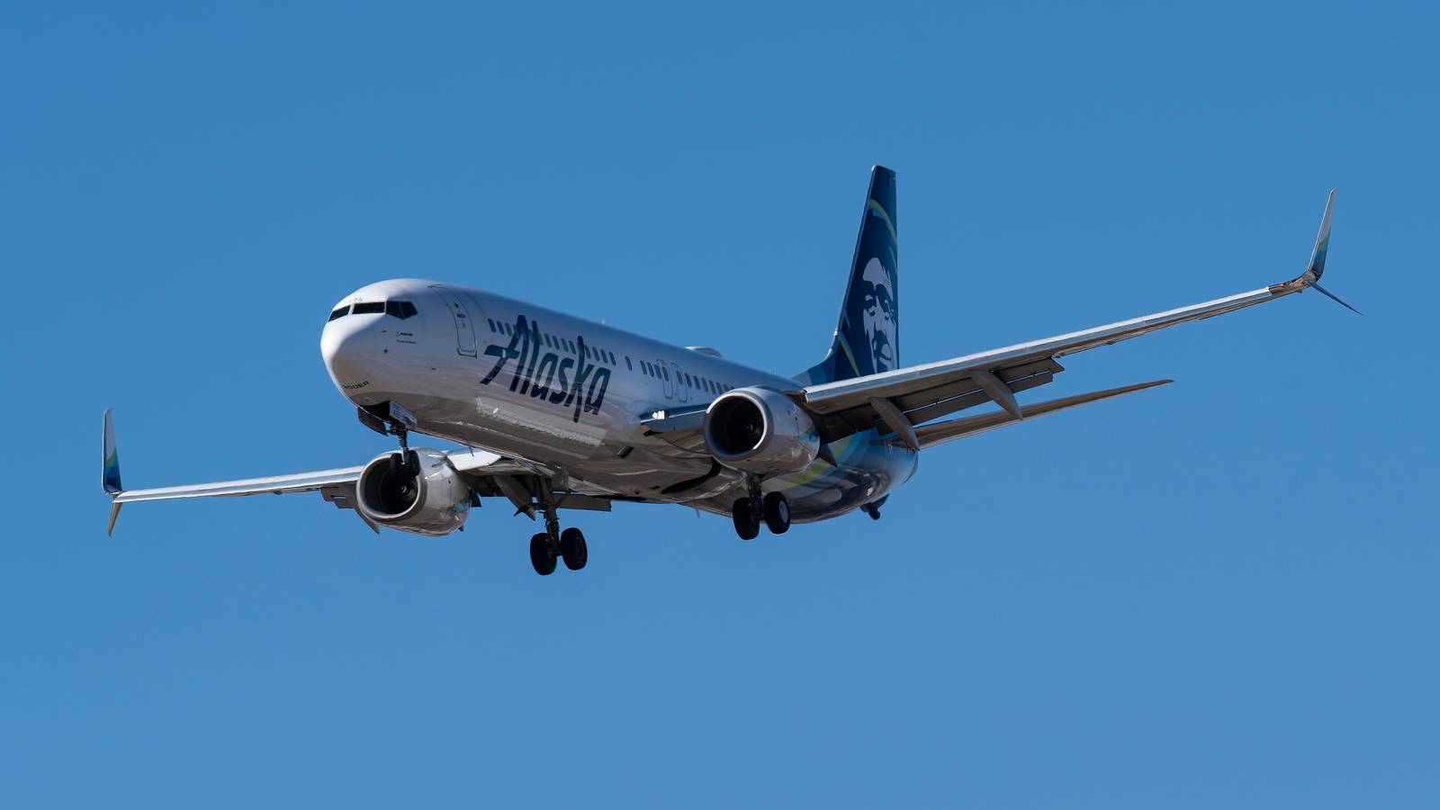 Alaska Airlines Boeing 737 Diverts To Missoula Following Cracked Windshield