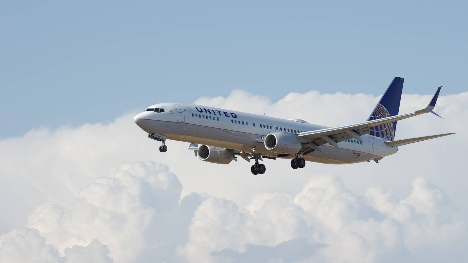 Ground Stop Affecting Only United Airlines Impacts Over 400 Flights At ...