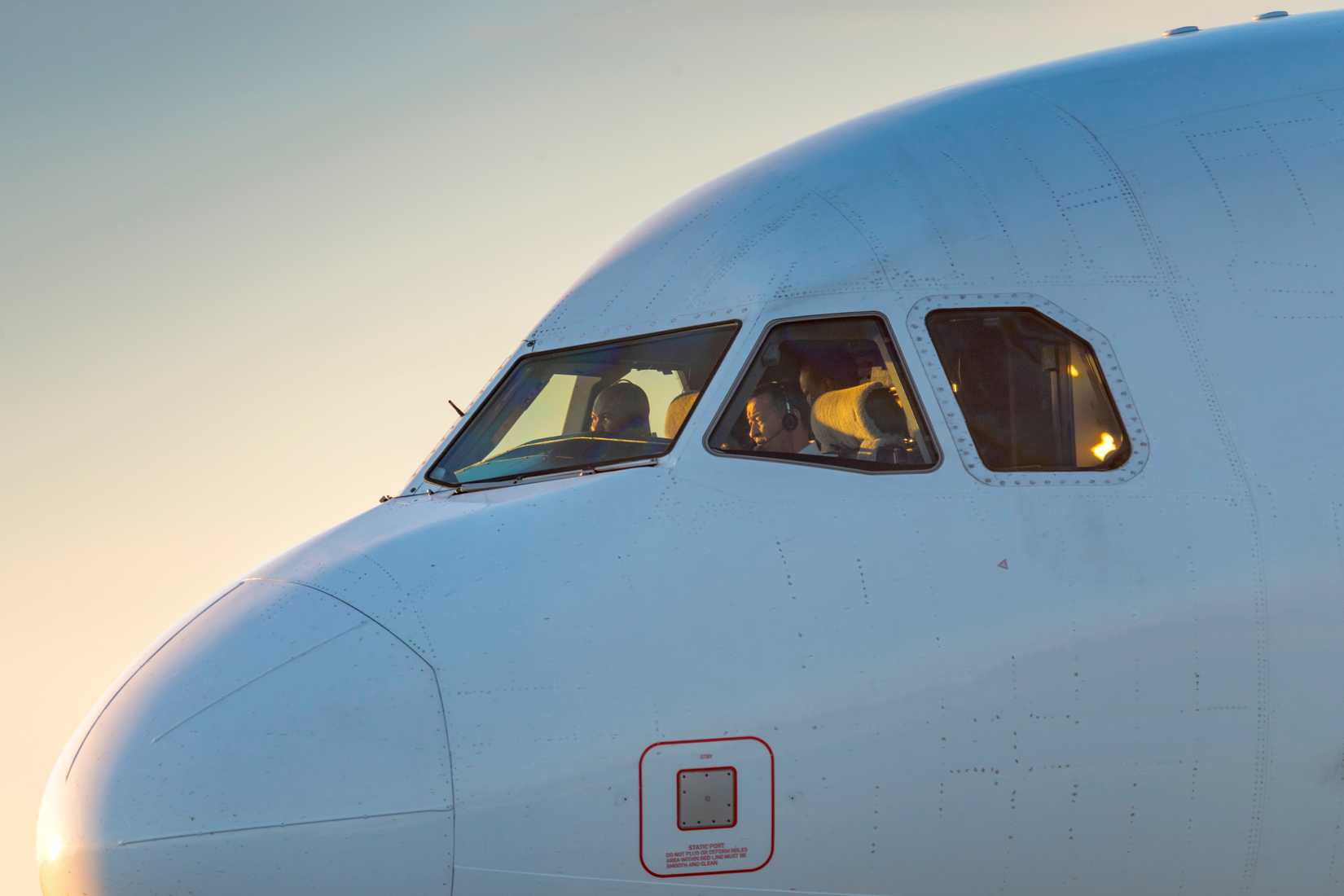 Airbus A320ceo cockpit with pilots