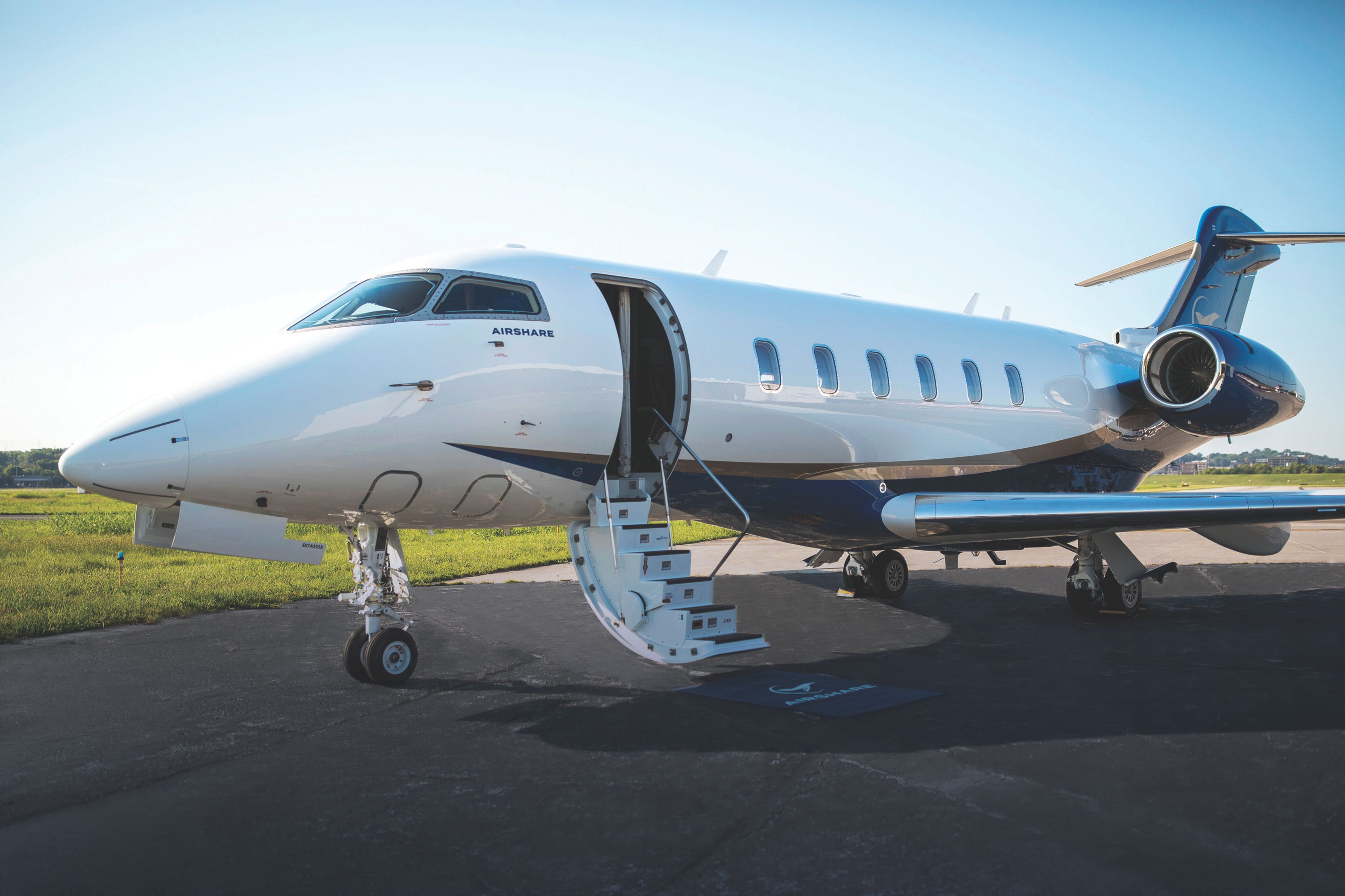 跑道上的 Airshare 挑戰者 350