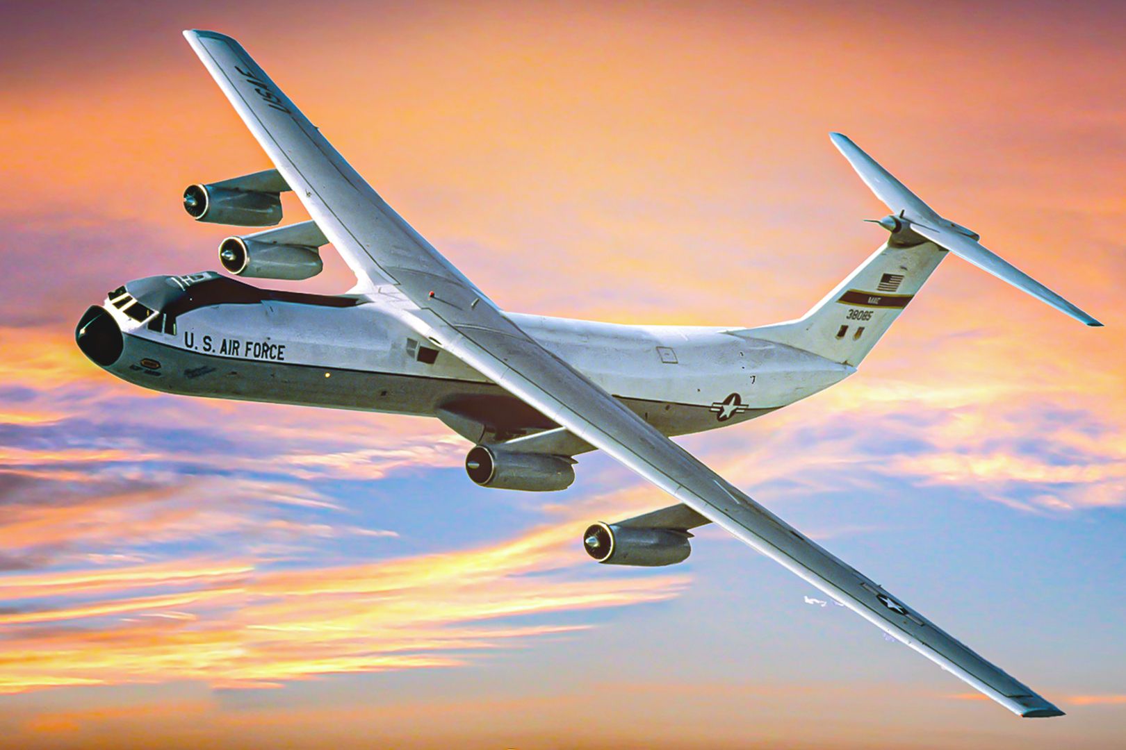 What Innovations Did The USAF C-141 Starlifter Bring To Military Airlifts?