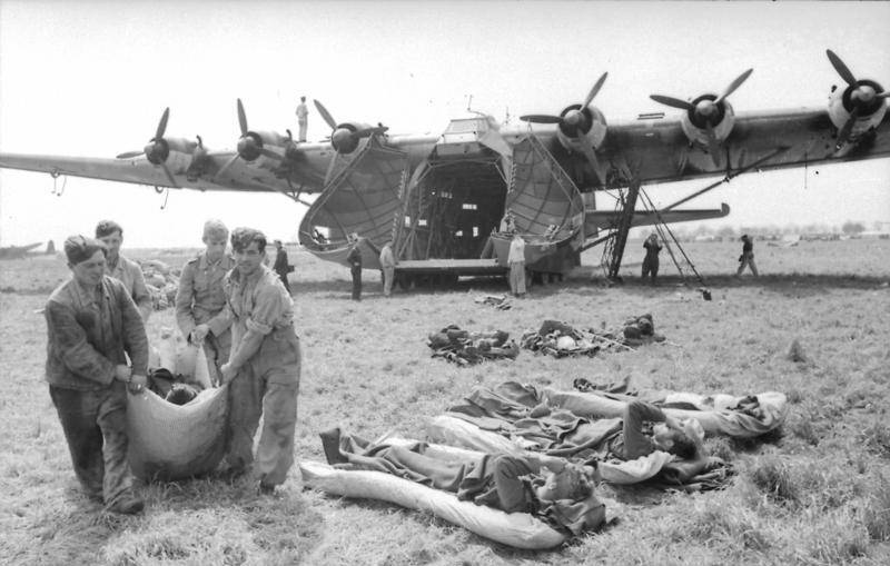 Bundesarchiv_Bild_101I-561-1142-21,_Grosseto,_Flugzeug_Messerschmitt Me 323,_Verwundetentransport_transporting wounded personnel in Italy