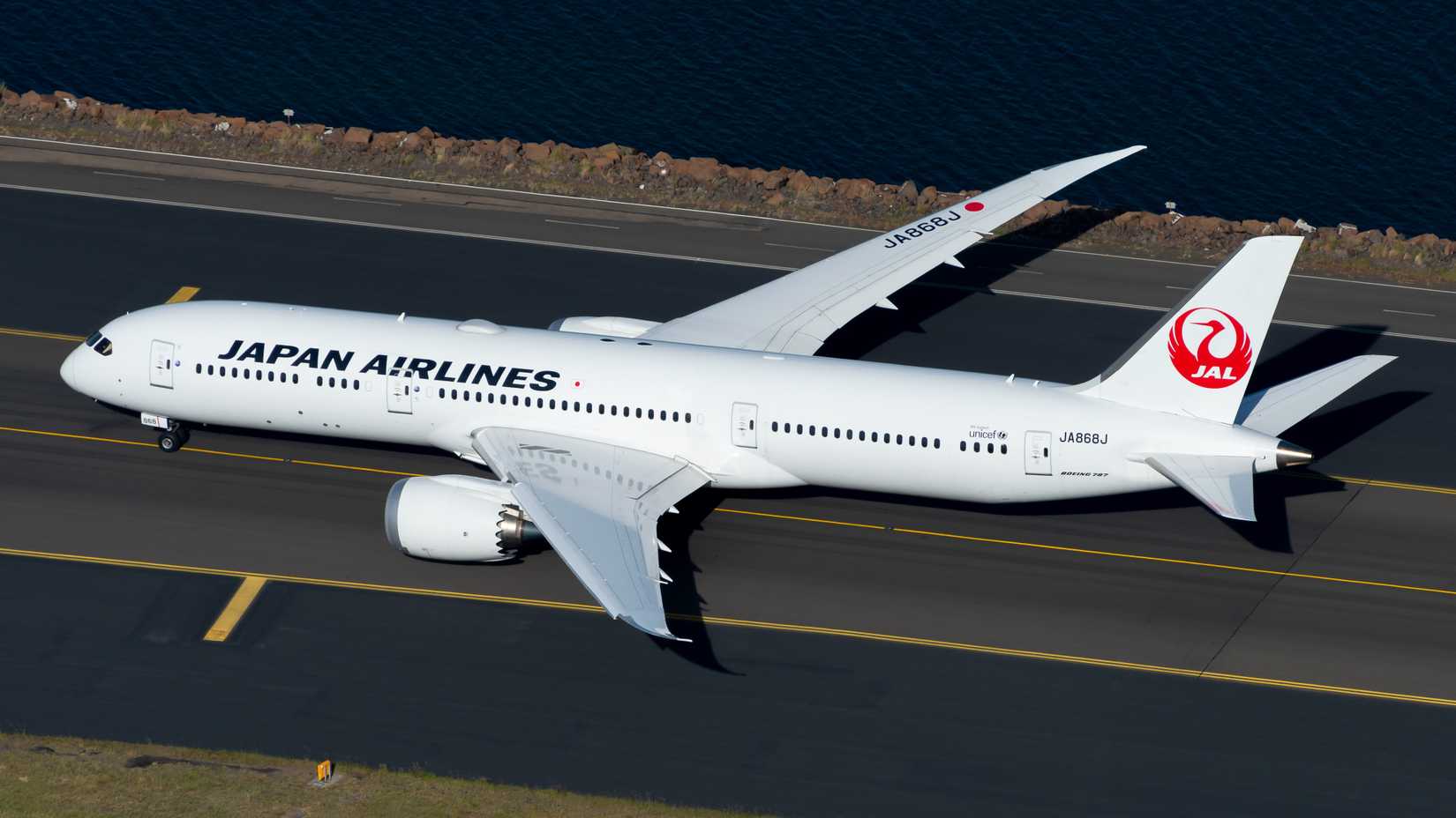 Japan Airlines Boeing 787-9 taxiing