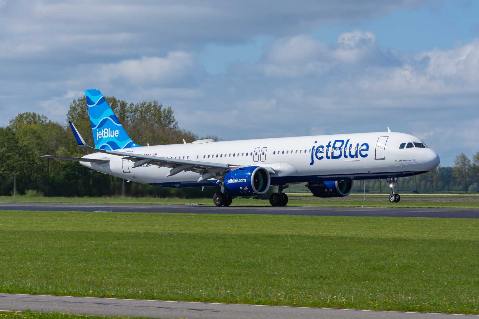 JetBlue Airbus A321LR taking off from AMS 
